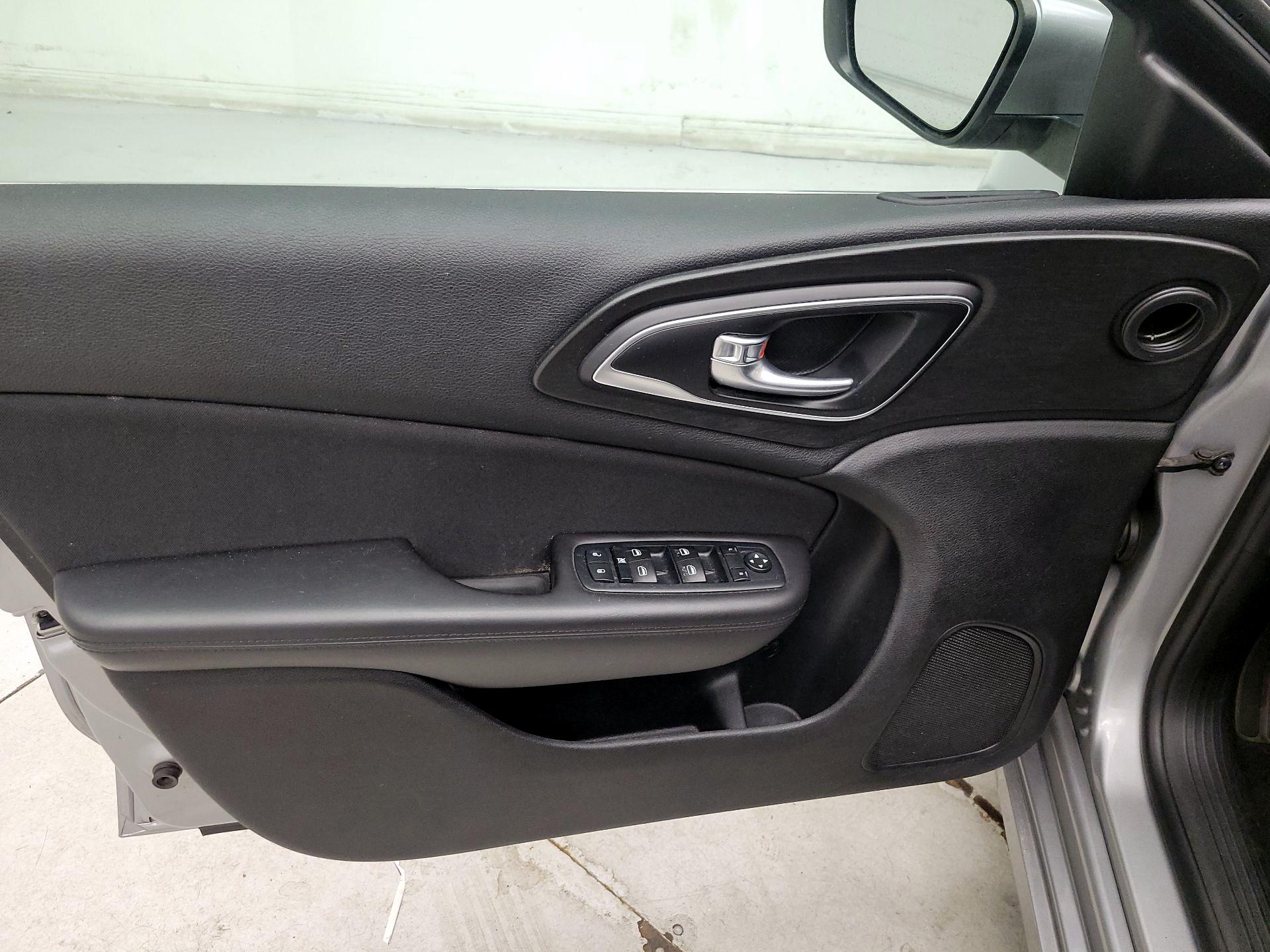 Thumbnail: 2015 Chrysler 200 - 12