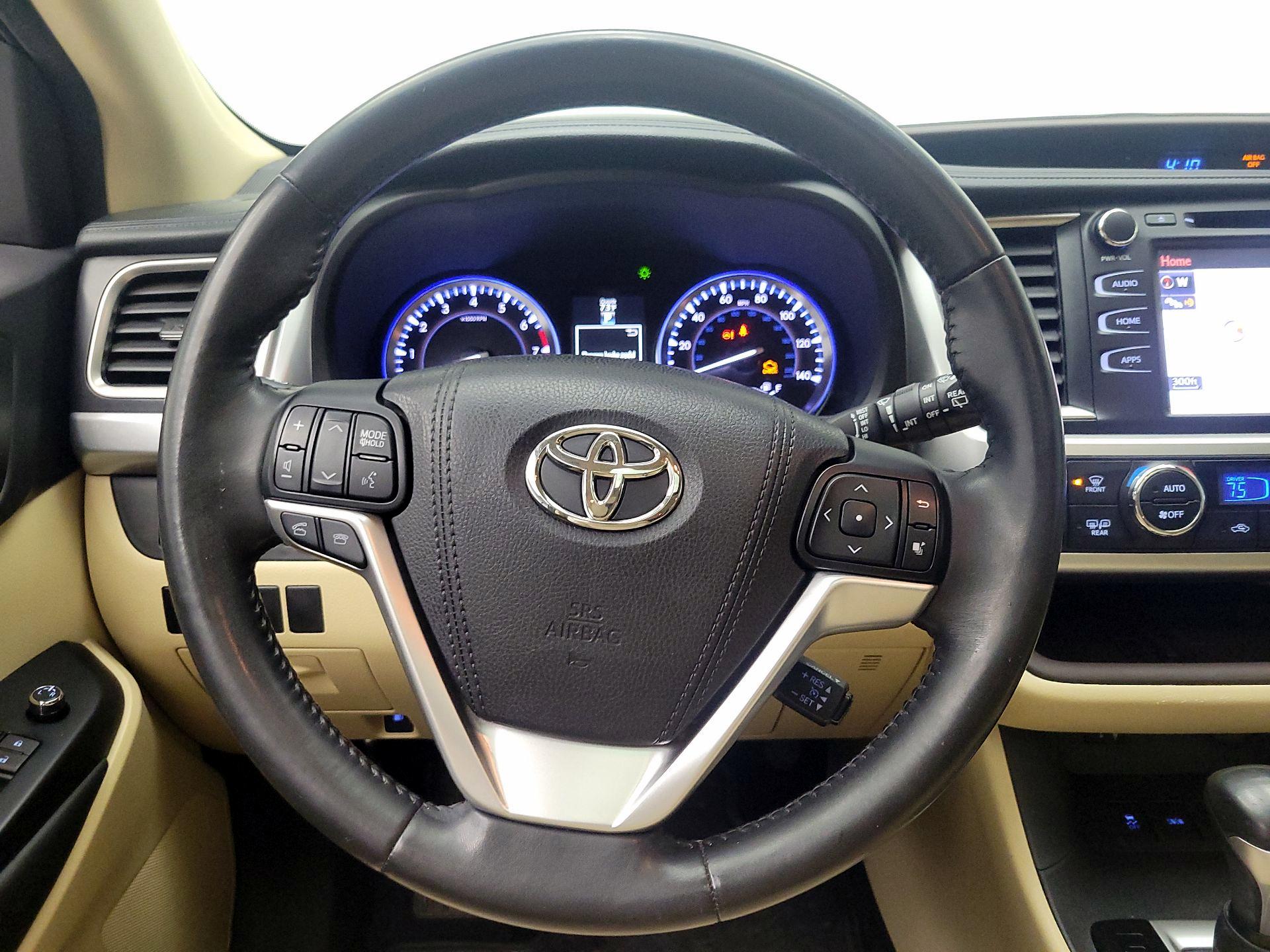 Thumbnail: 2015 Toyota Highlander - 10