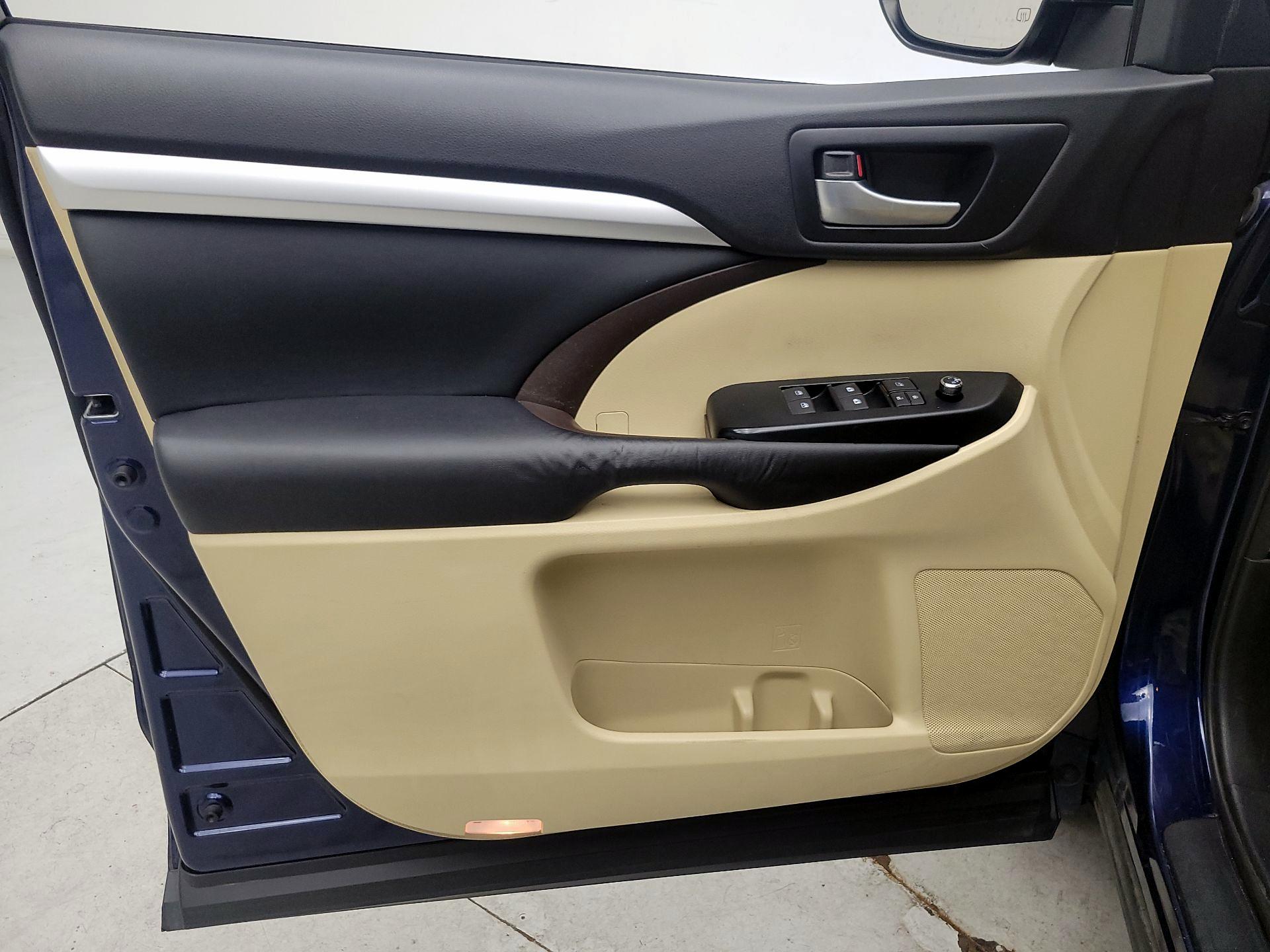 Thumbnail: 2015 Toyota Highlander - 12
