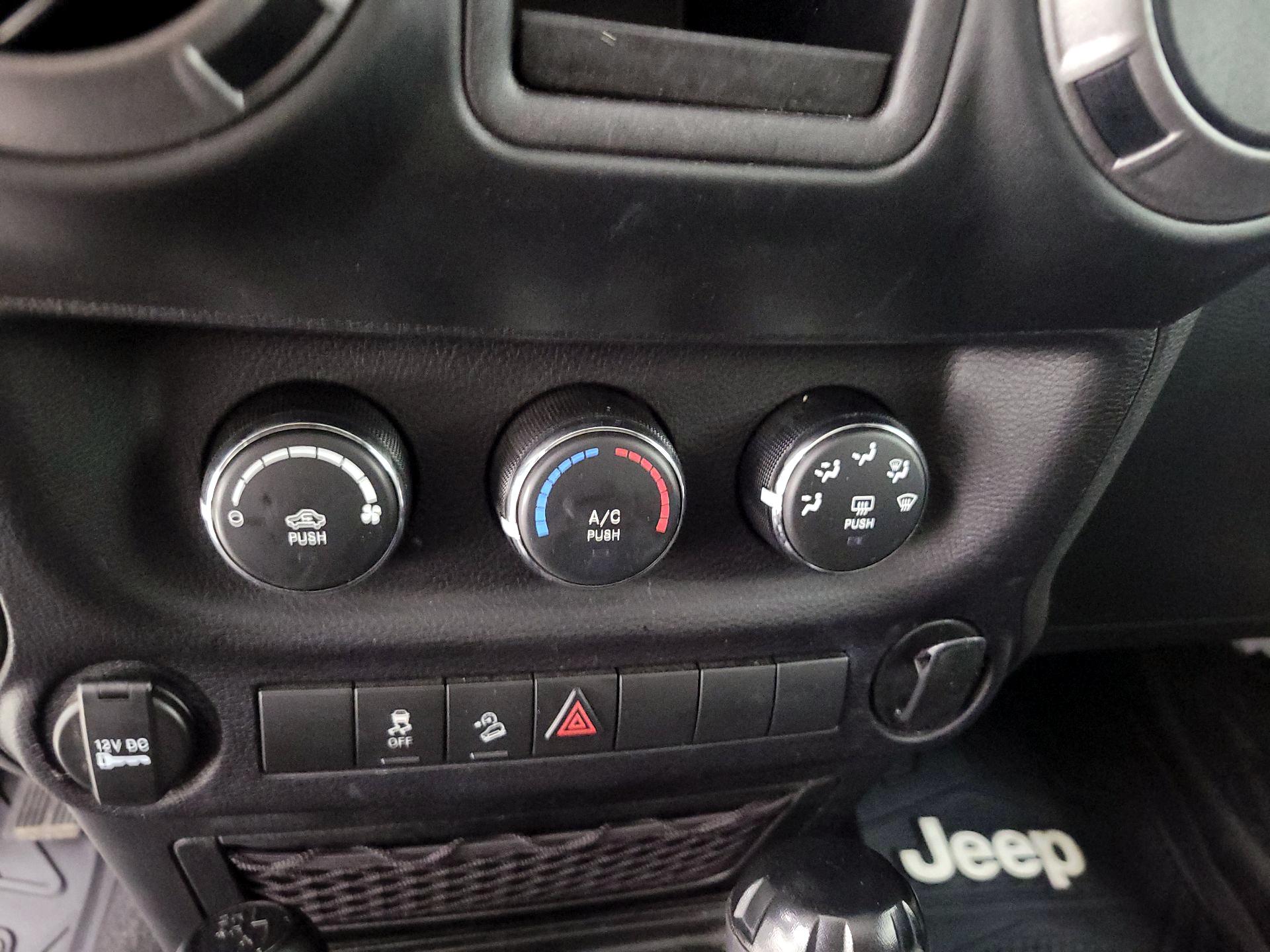 Thumbnail: 2016 Jeep Wrangler - 14