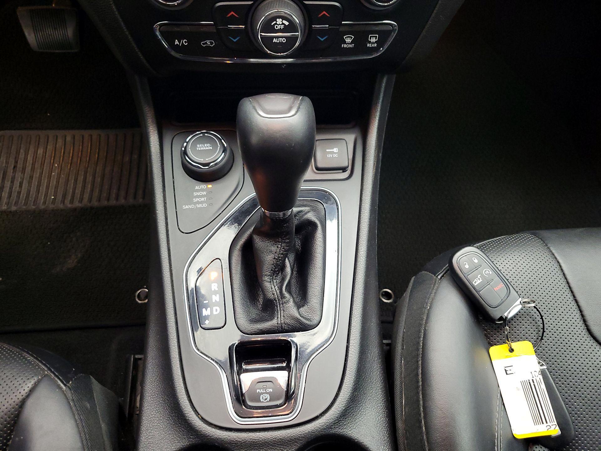 Thumbnail: 2019 Jeep Cherokee - 16