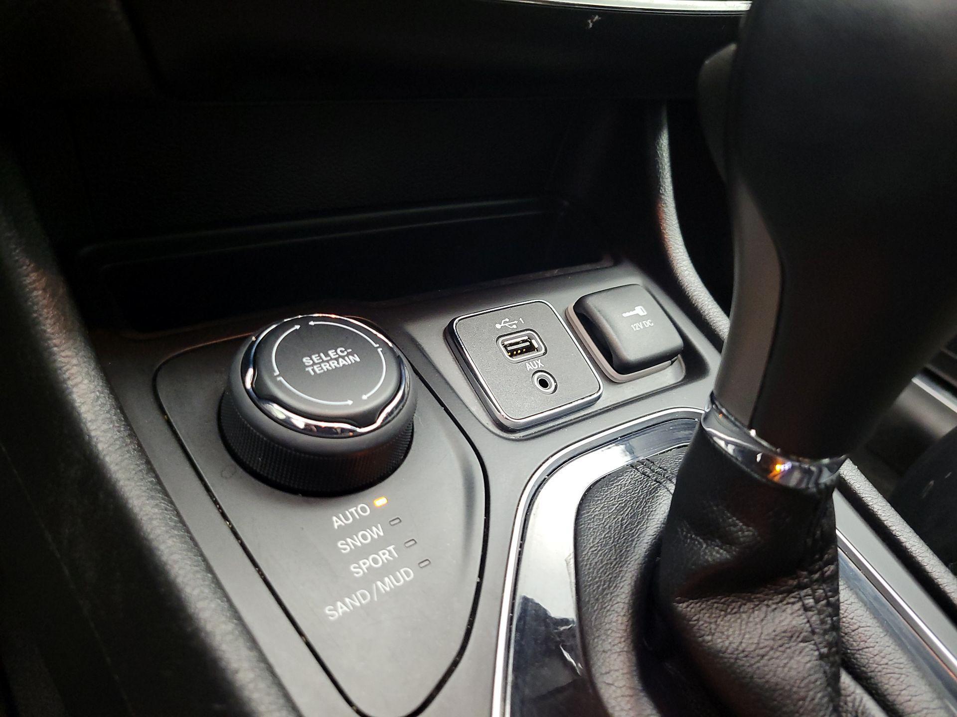 Thumbnail: 2019 Jeep Cherokee - 17