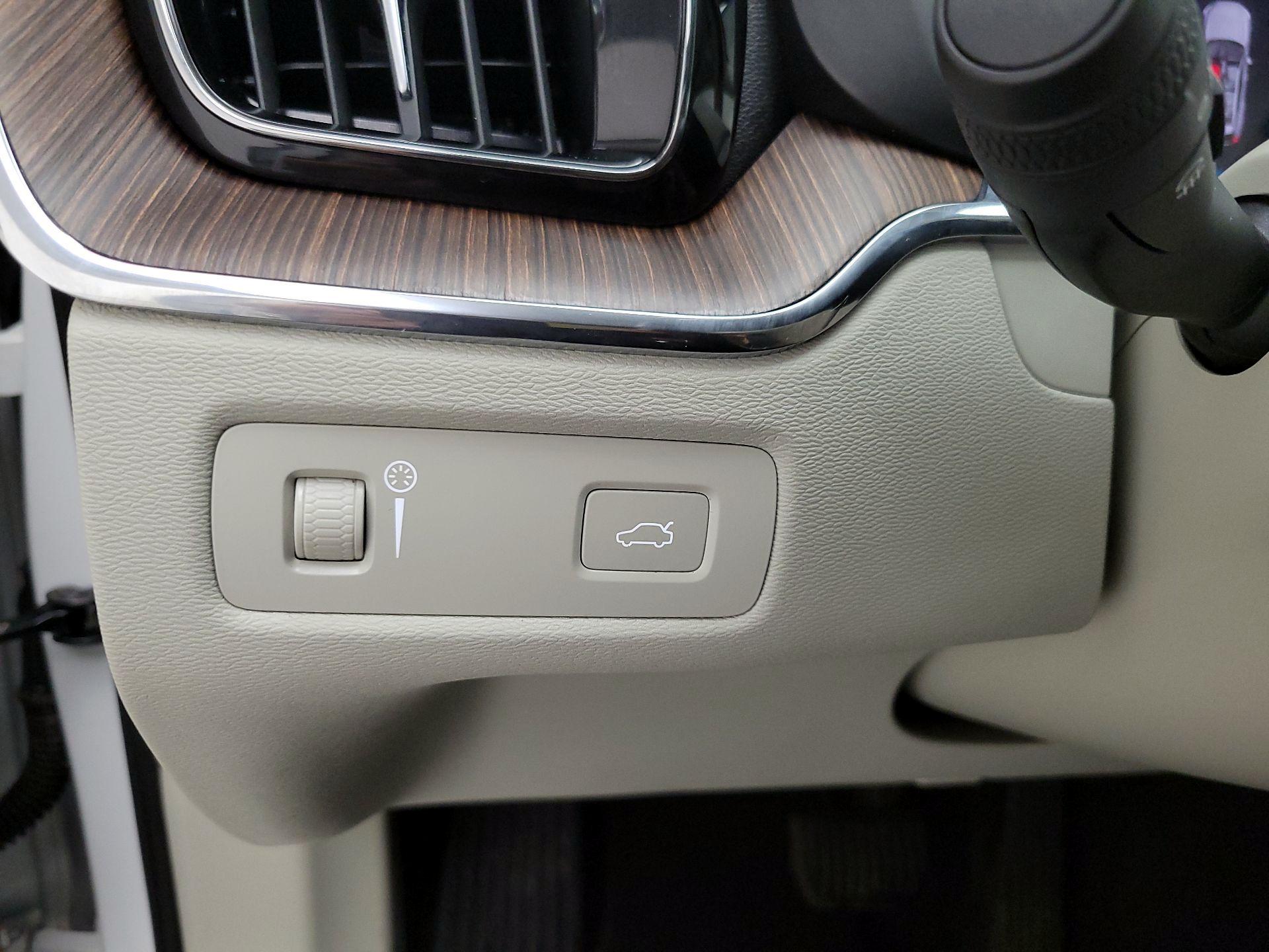 Thumbnail: 2022 Volvo XC60 - 13