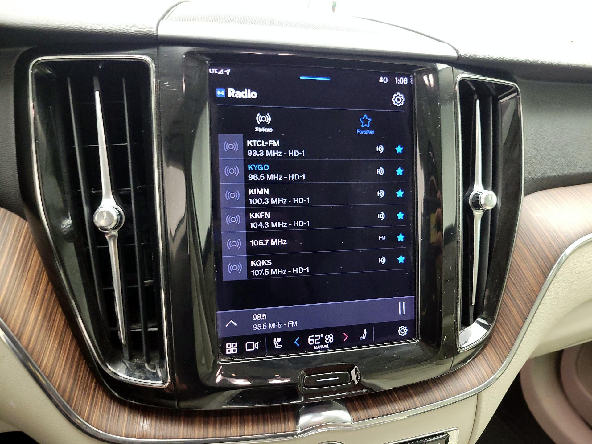 Thumbnail: 2022 Volvo XC60 - 16