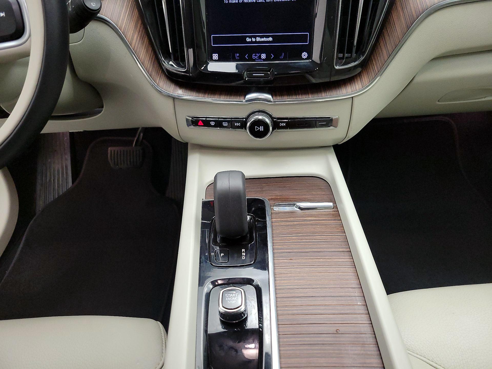 Thumbnail: 2022 Volvo XC60 - 18