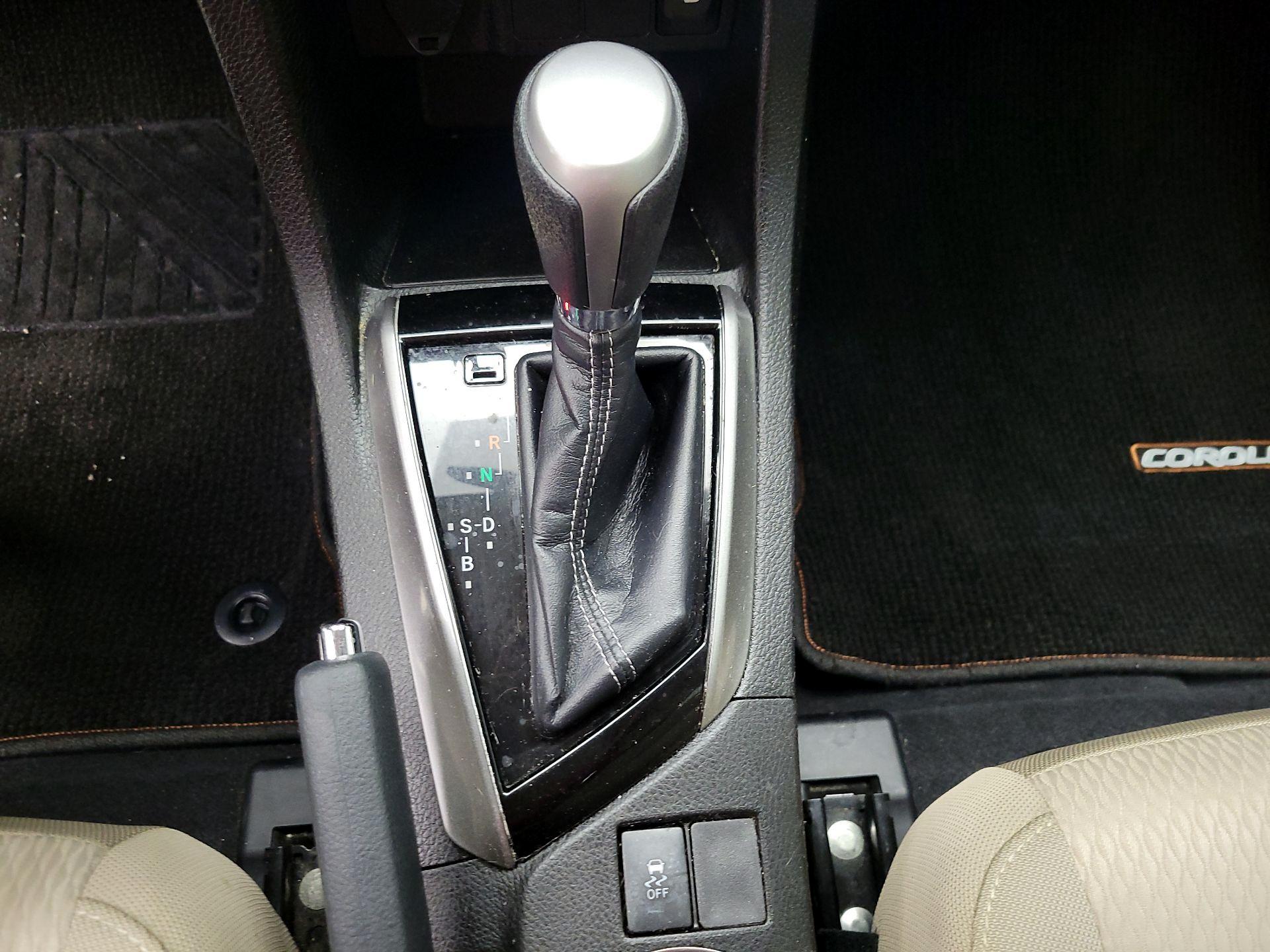 Thumbnail: 2015 Toyota Corolla - 17