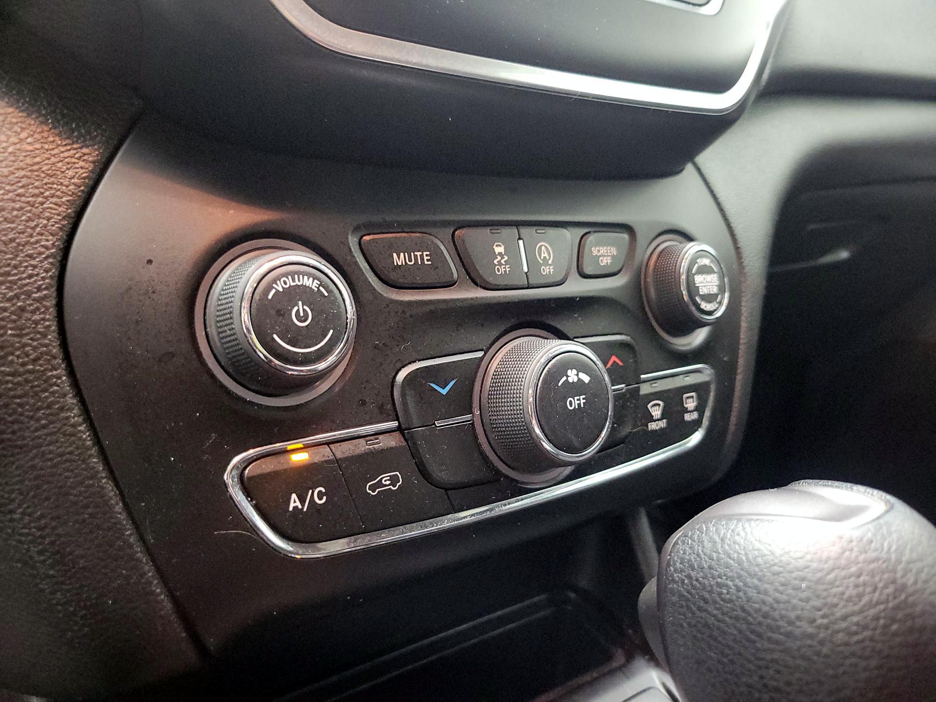 Thumbnail: 2019 Jeep Cherokee - 14