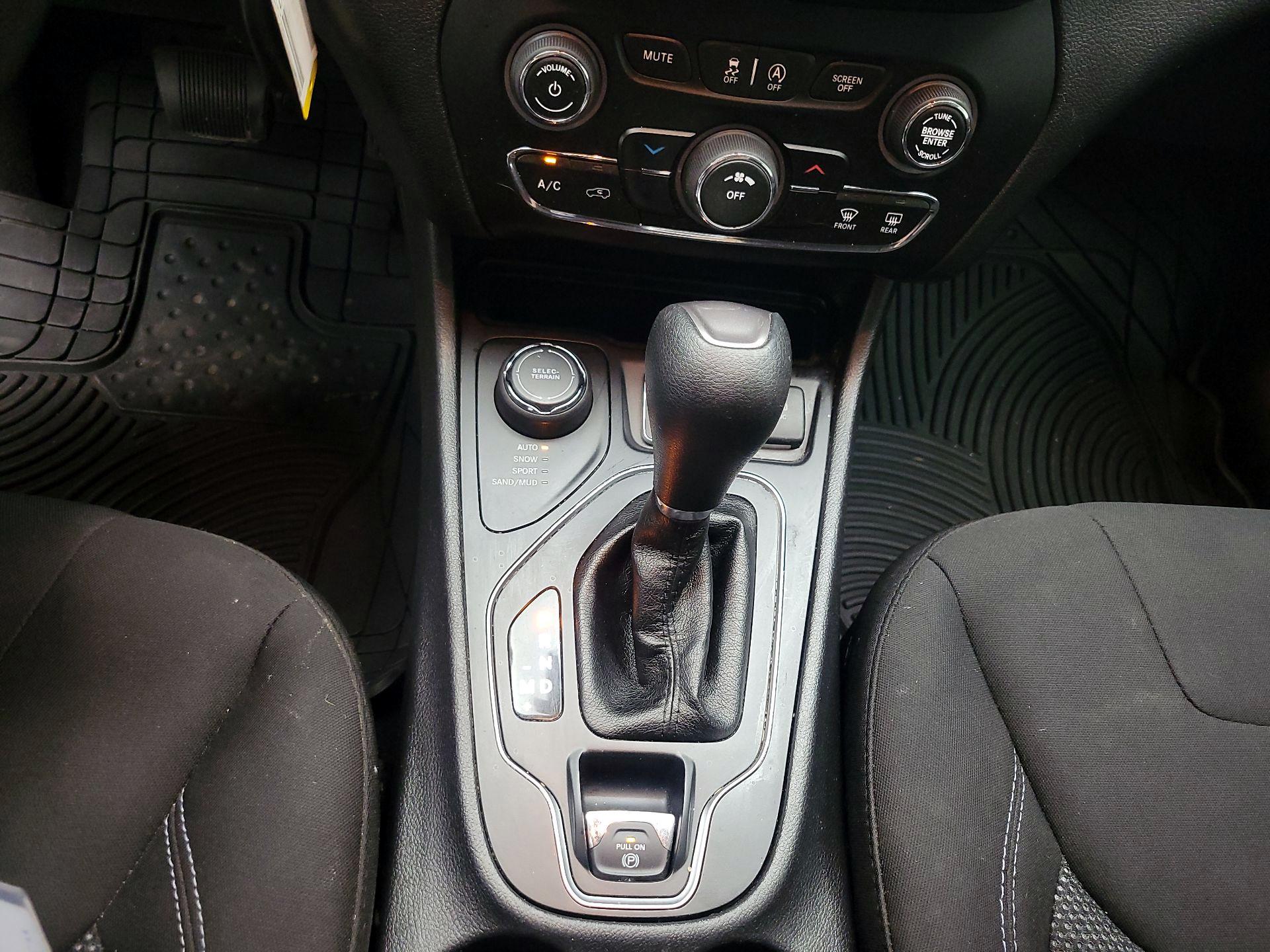 Thumbnail: 2019 Jeep Cherokee - 15