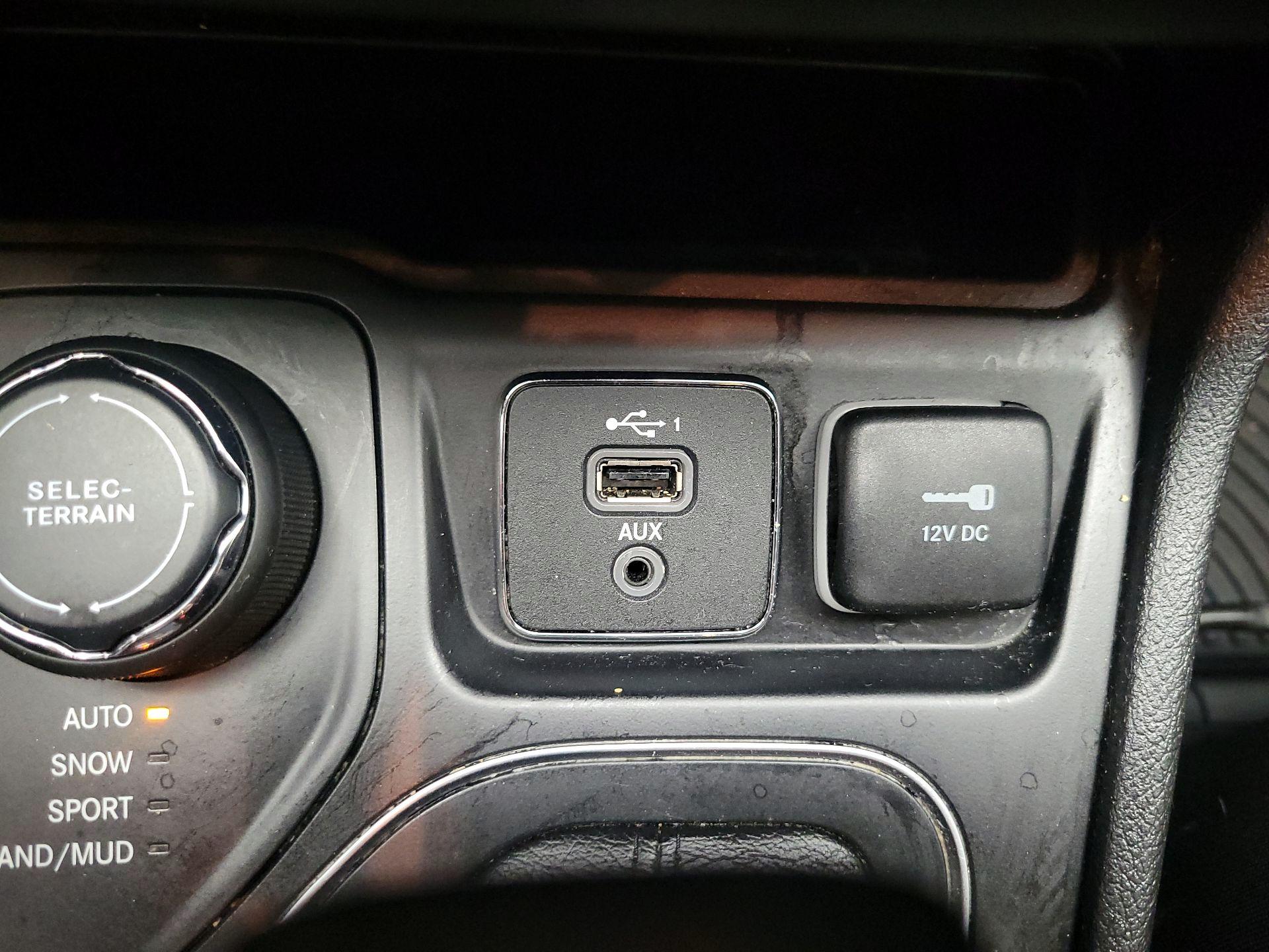 Thumbnail: 2019 Jeep Cherokee - 16