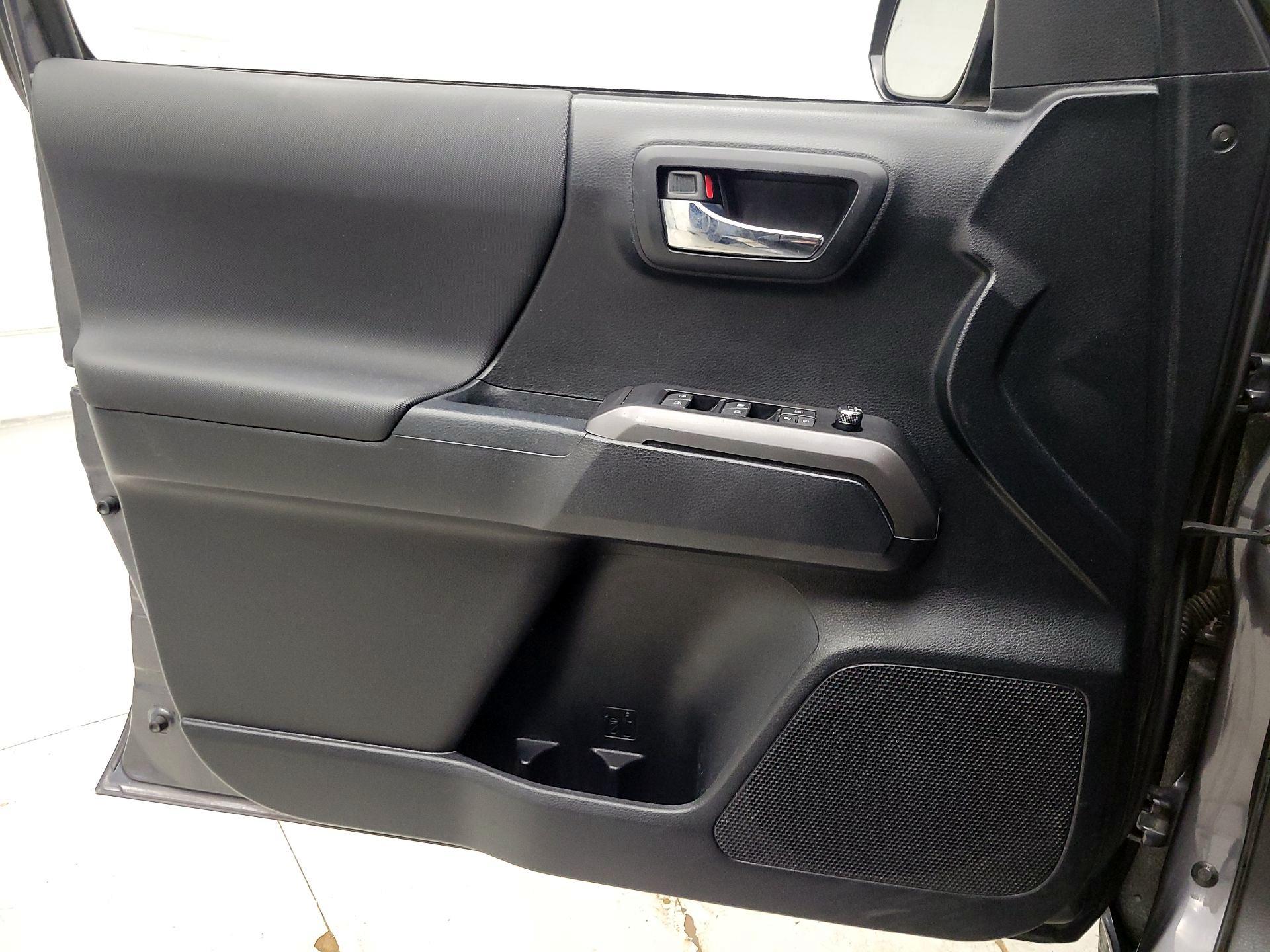 Thumbnail: 2016 Toyota Tacoma - 12
