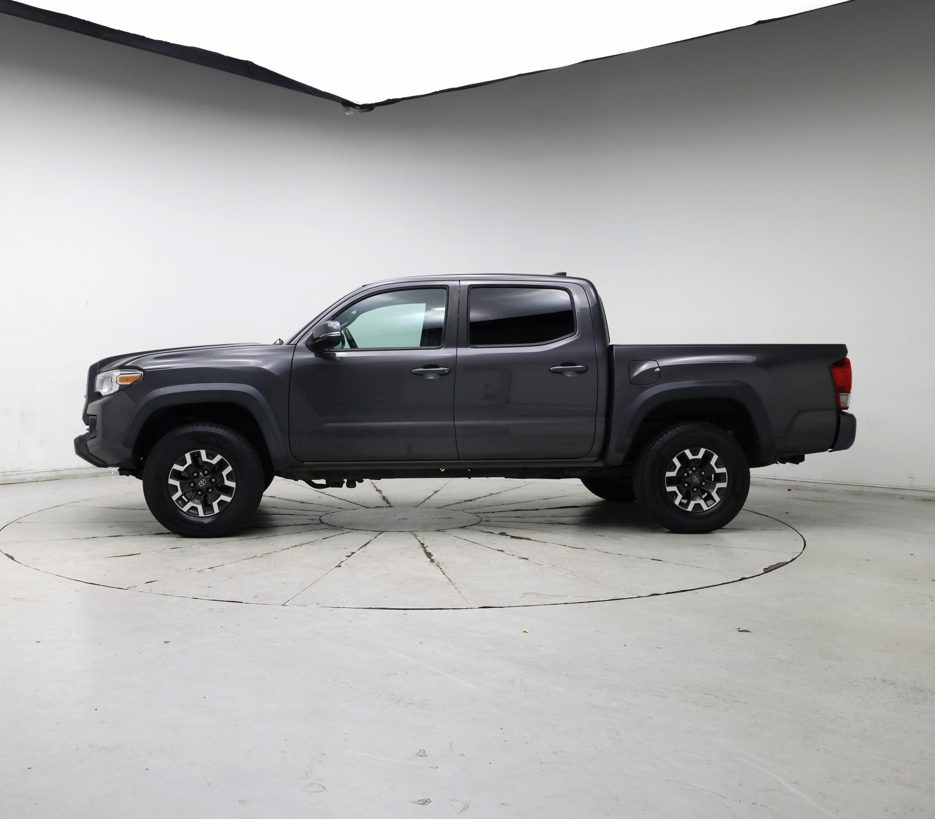 Thumbnail: 2016 Toyota Tacoma - 3