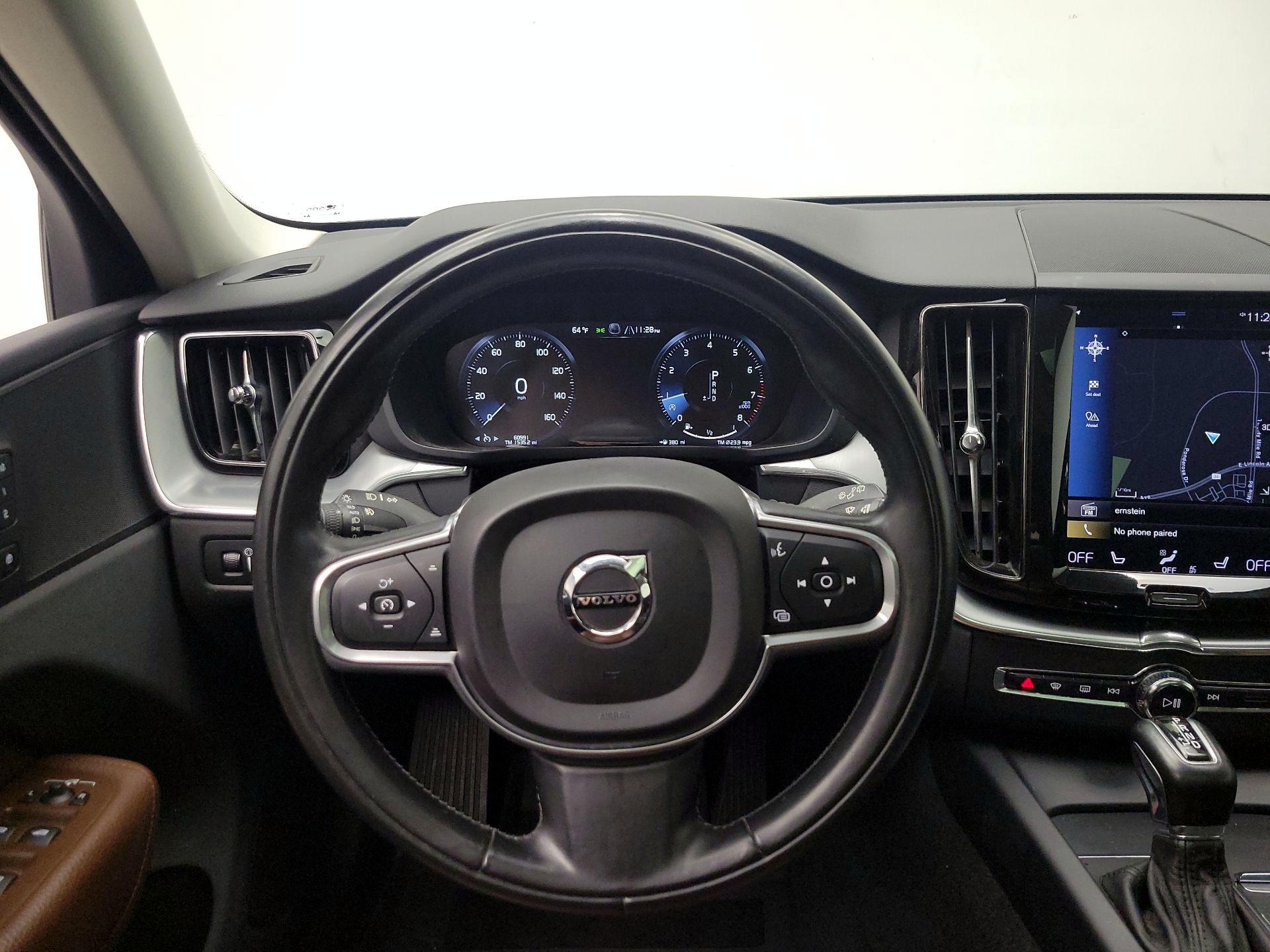 Thumbnail: 2018 Volvo XC60 - 10