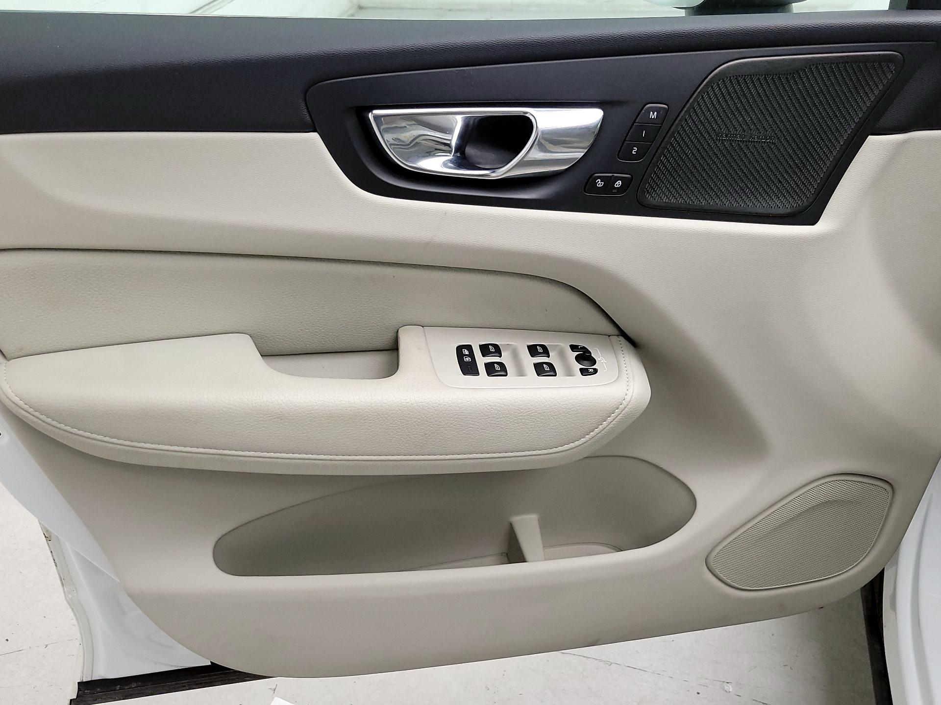 Thumbnail: 2020 Volvo XC60 - 10