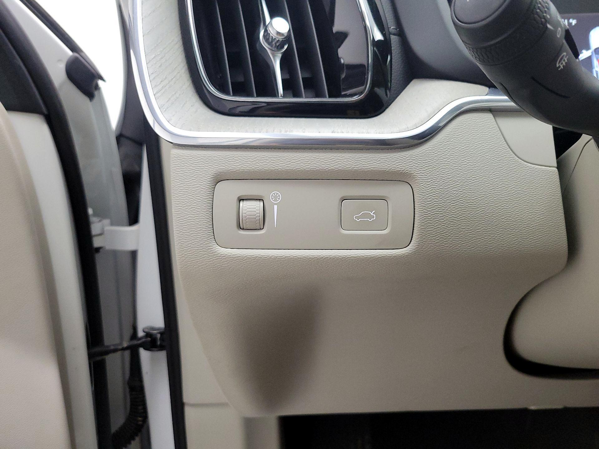 Thumbnail: 2020 Volvo XC60 - 11