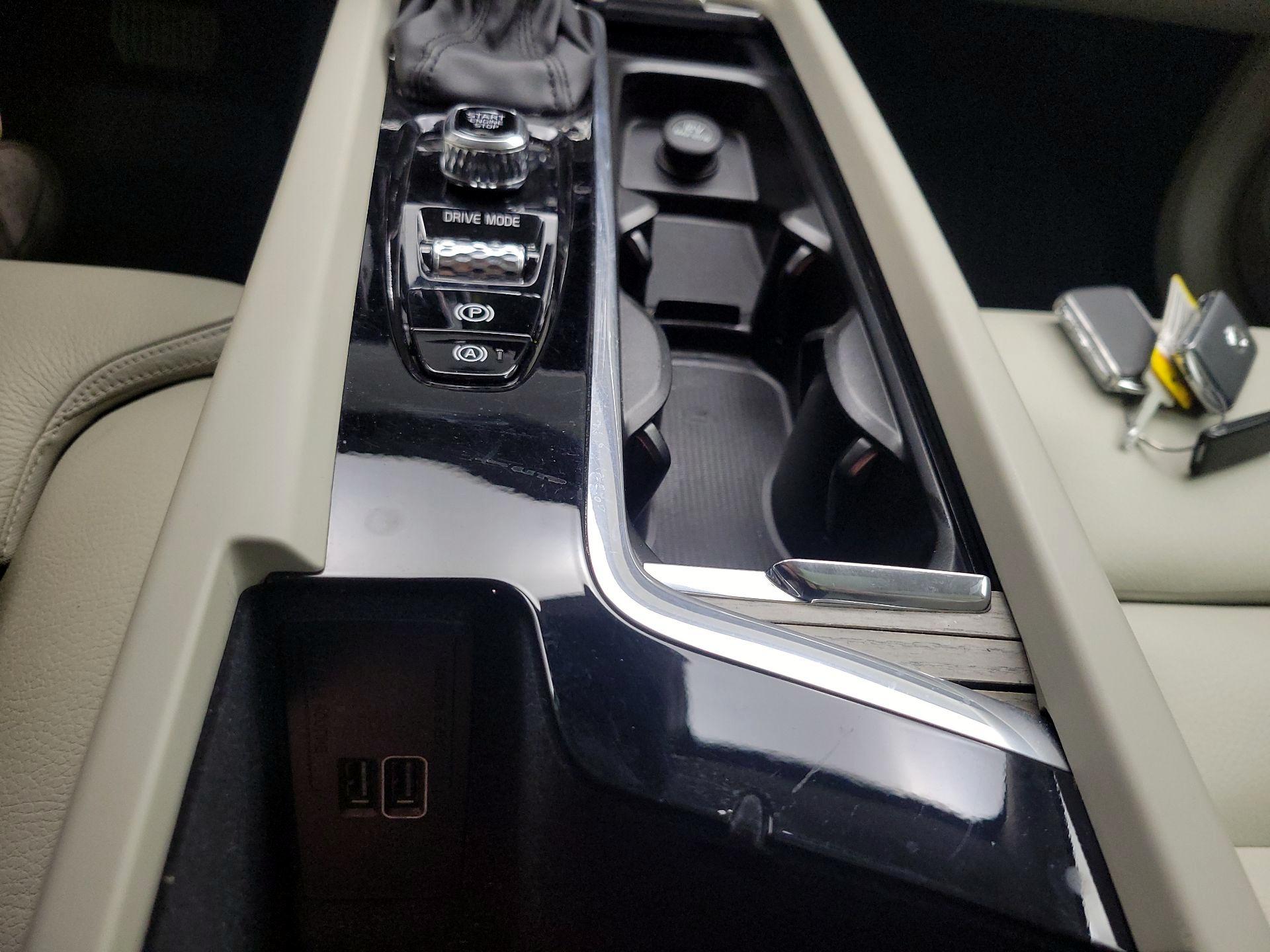 Thumbnail: 2020 Volvo XC60 - 17