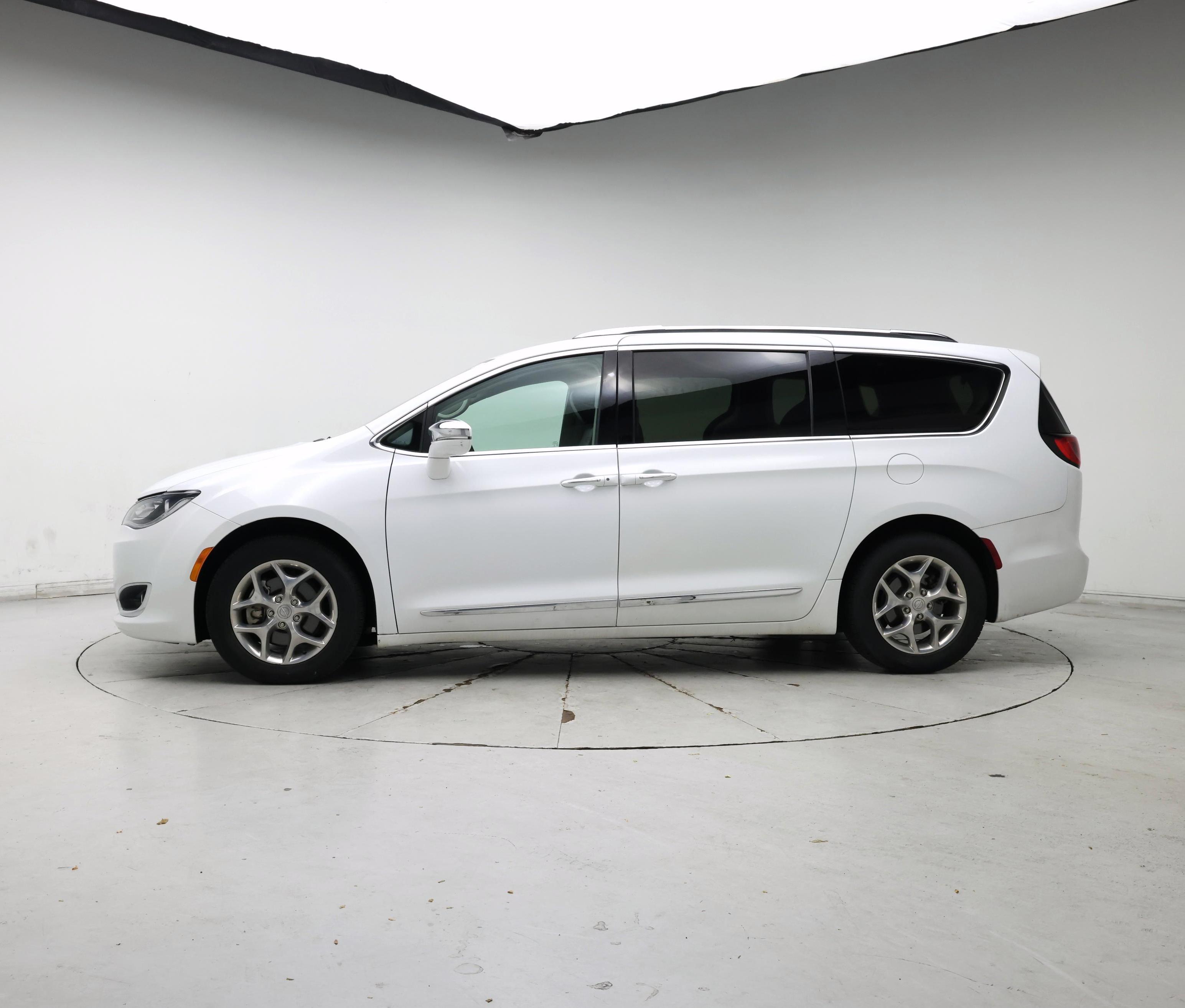 Thumbnail: 2019 Chrysler Pacifica - 3