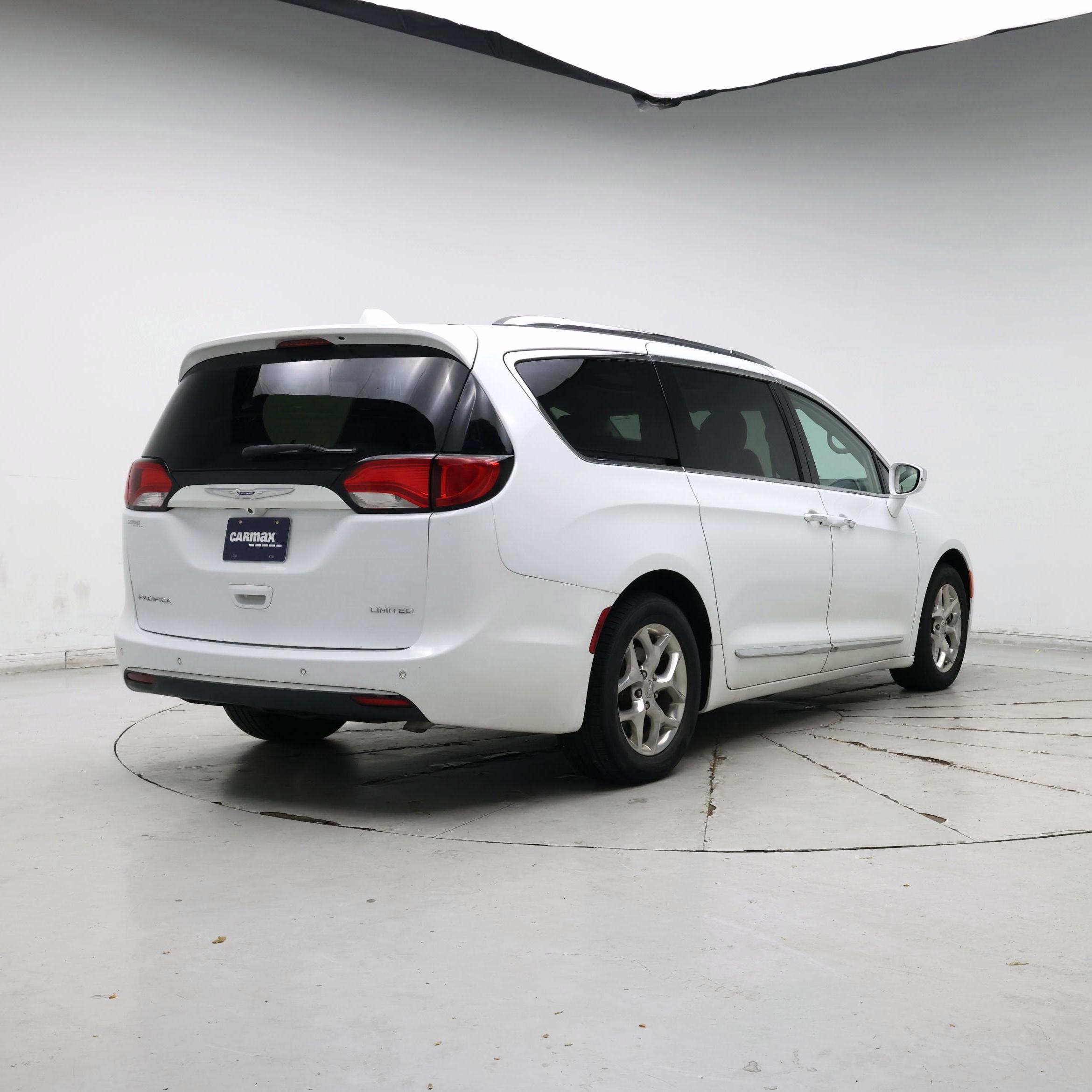 Thumbnail: 2019 Chrysler Pacifica - 8