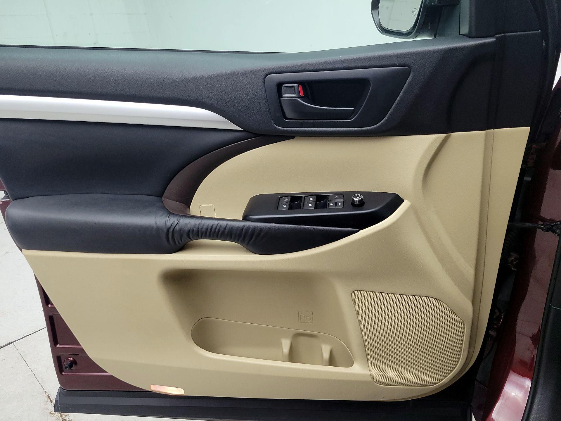 Thumbnail: 2016 Toyota Highlander - 12