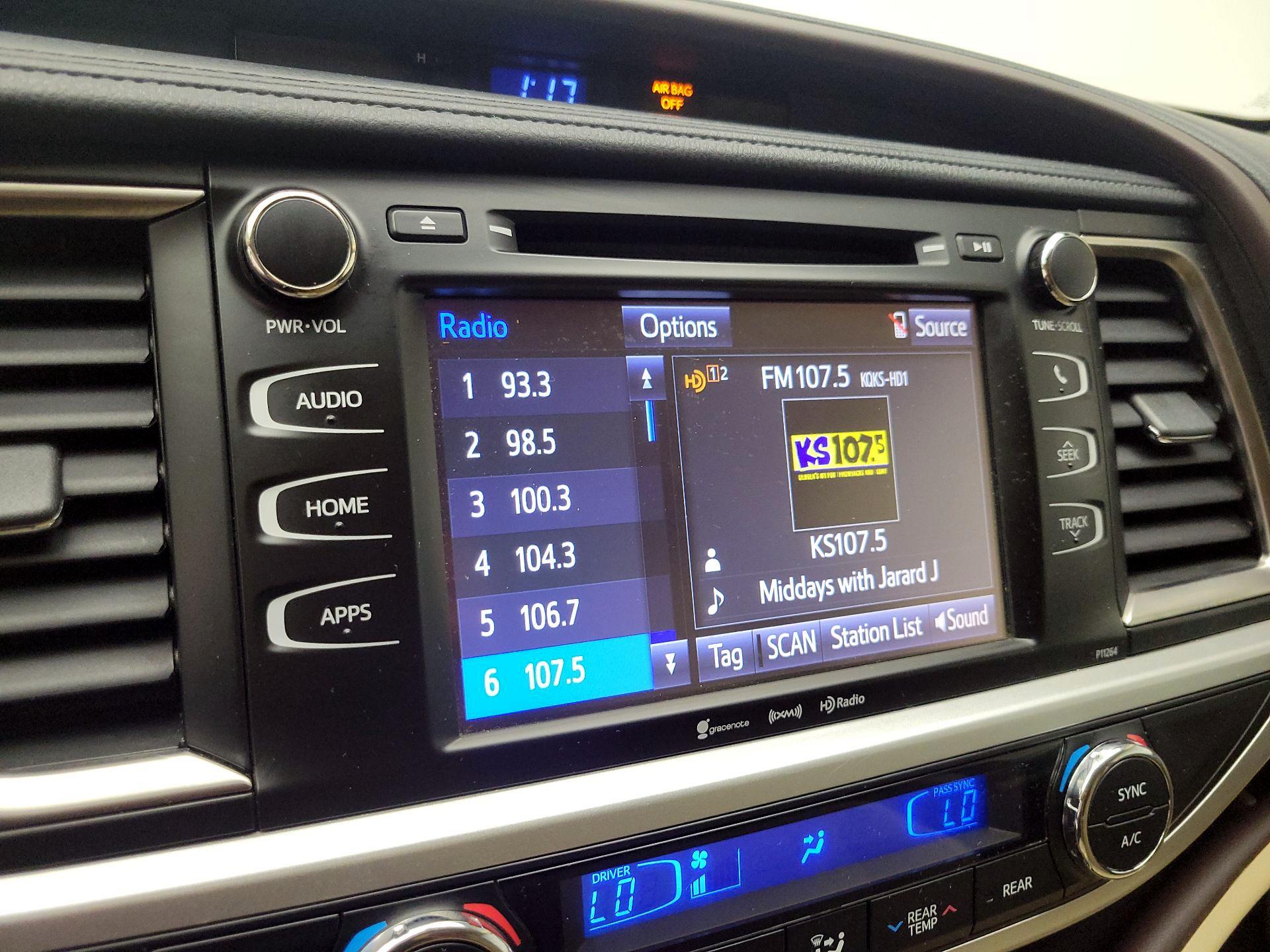Thumbnail: 2016 Toyota Highlander - 16
