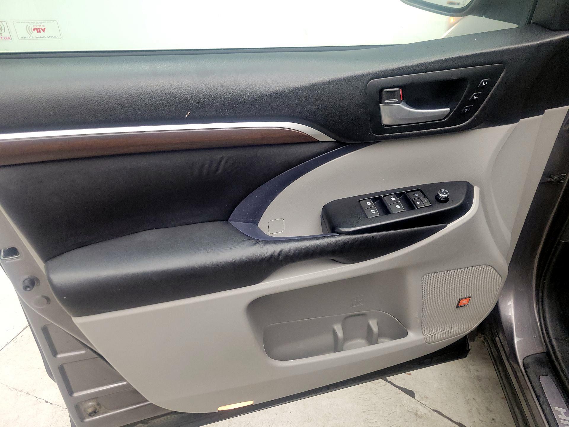 Thumbnail: 2015 Toyota Highlander - 12