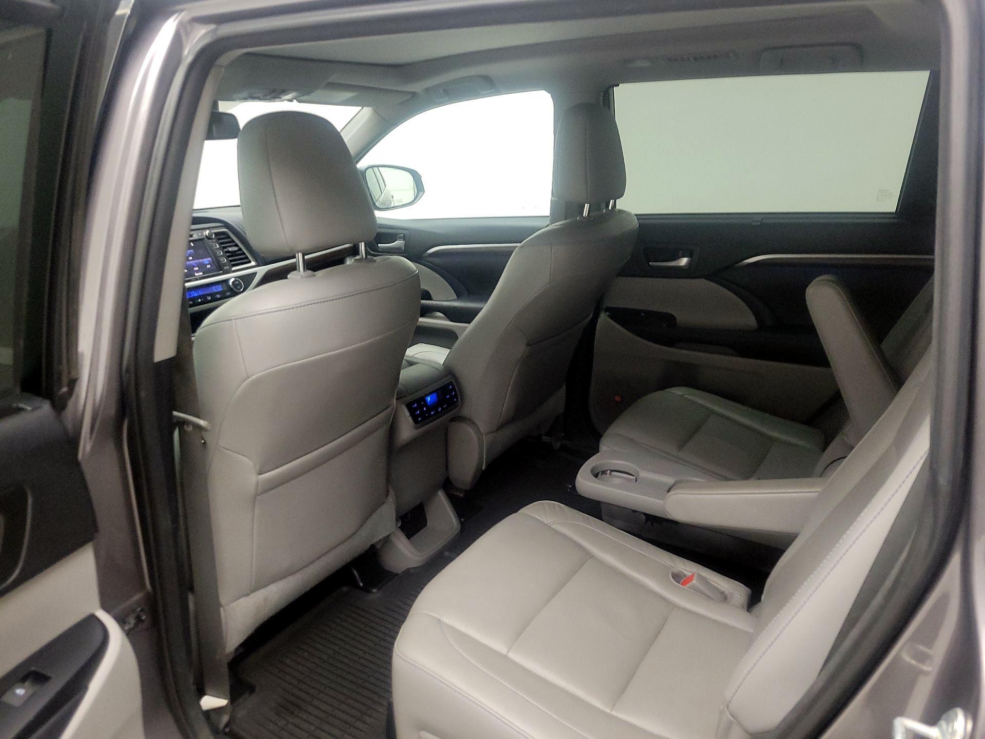 Thumbnail: 2015 Toyota Highlander - 19