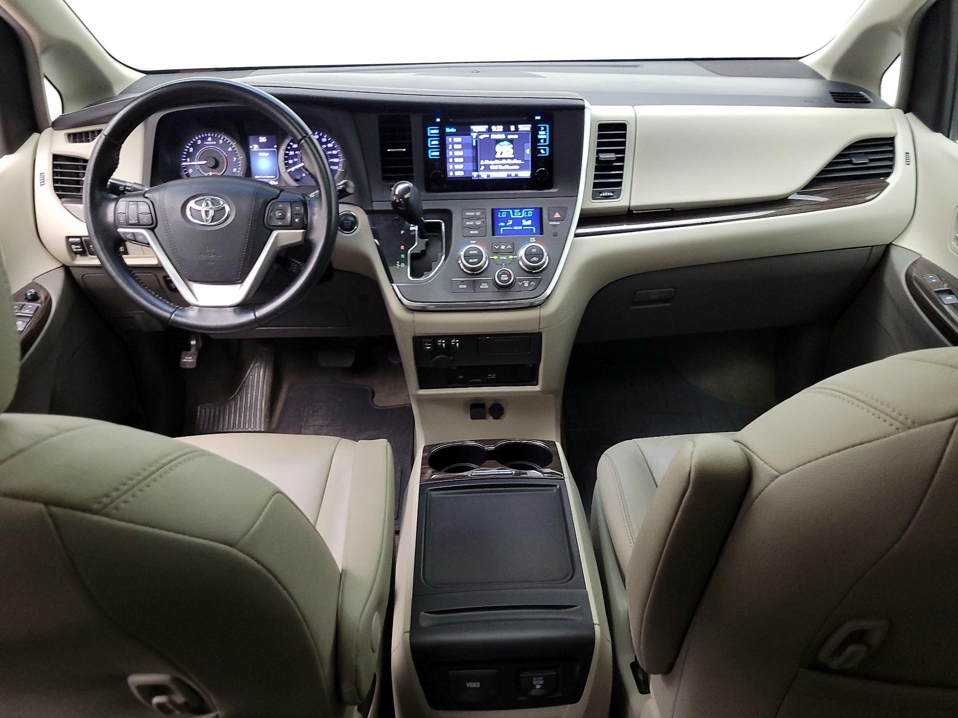 Thumbnail: 2015 Toyota Sienna - 9