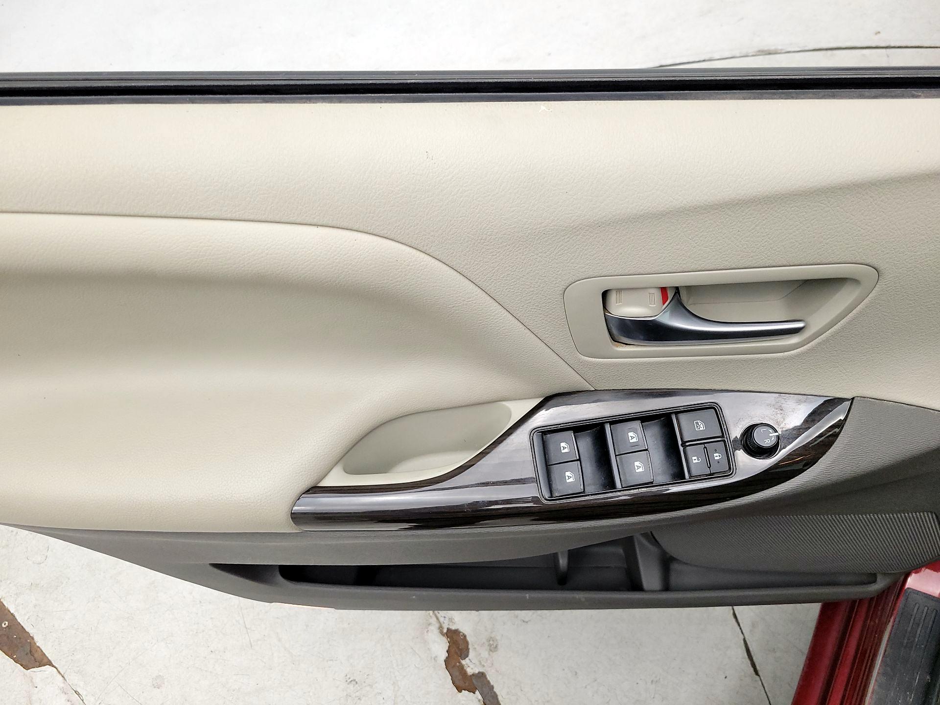 Thumbnail: 2015 Toyota Sienna - 12