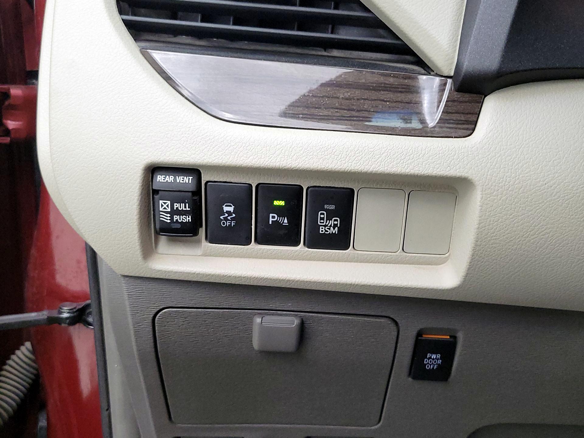 Thumbnail: 2015 Toyota Sienna - 13