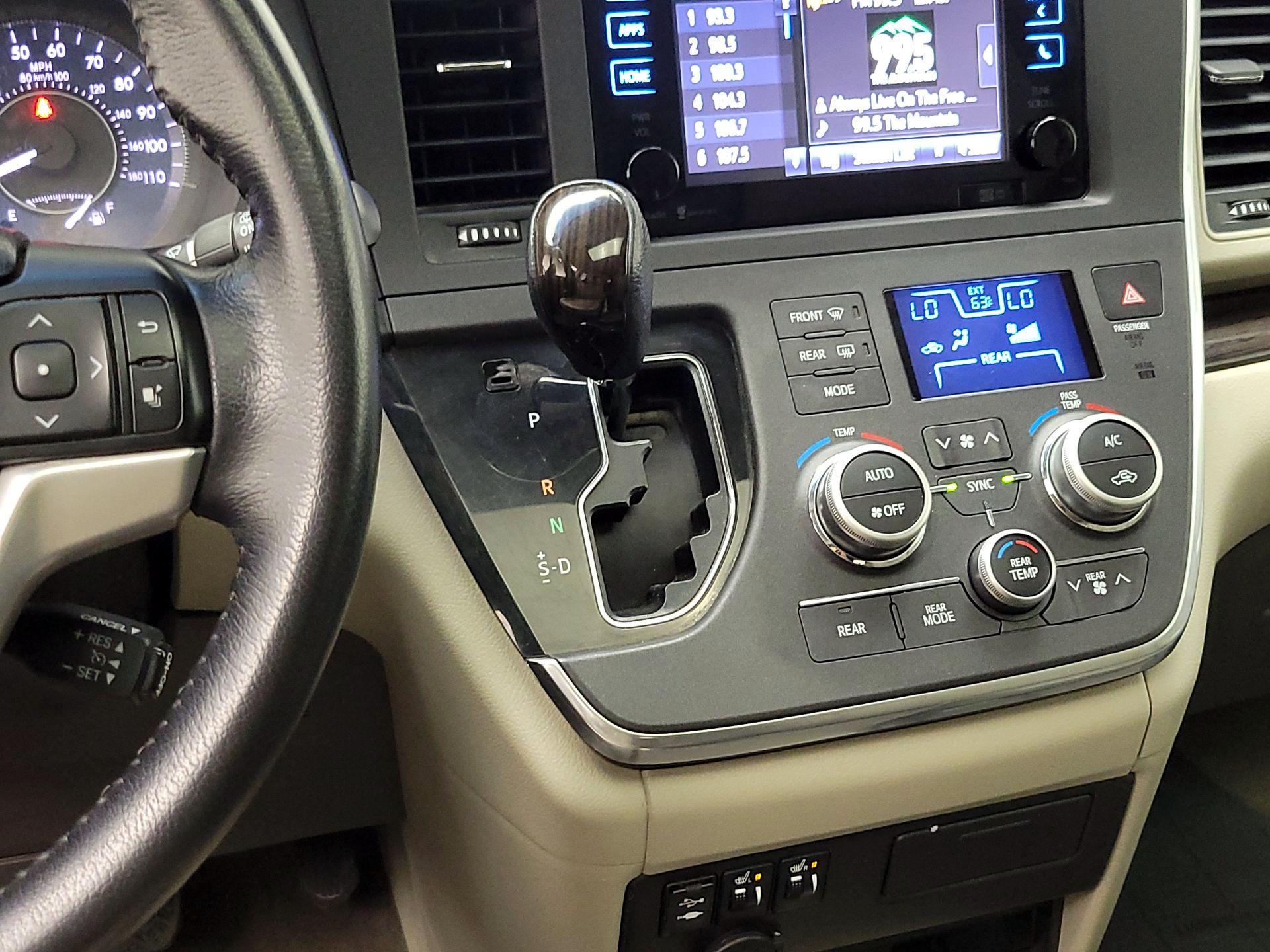 Thumbnail: 2015 Toyota Sienna - 18