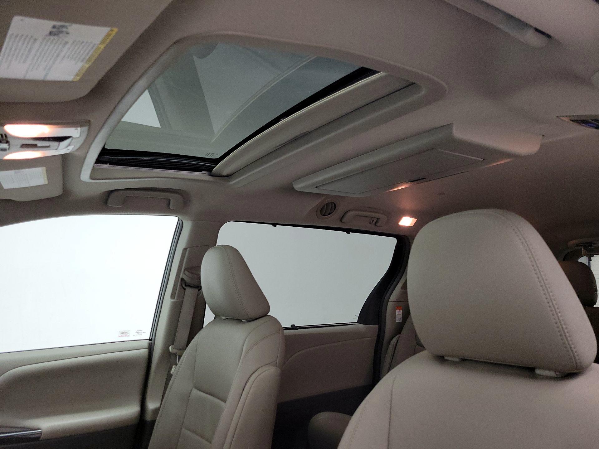 Thumbnail: 2015 Toyota Sienna - 20