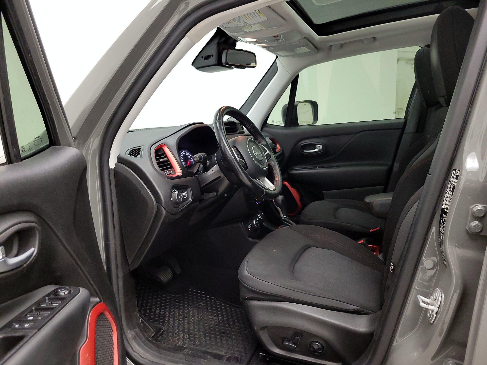 Thumbnail: 2019 Jeep Renegade - 9