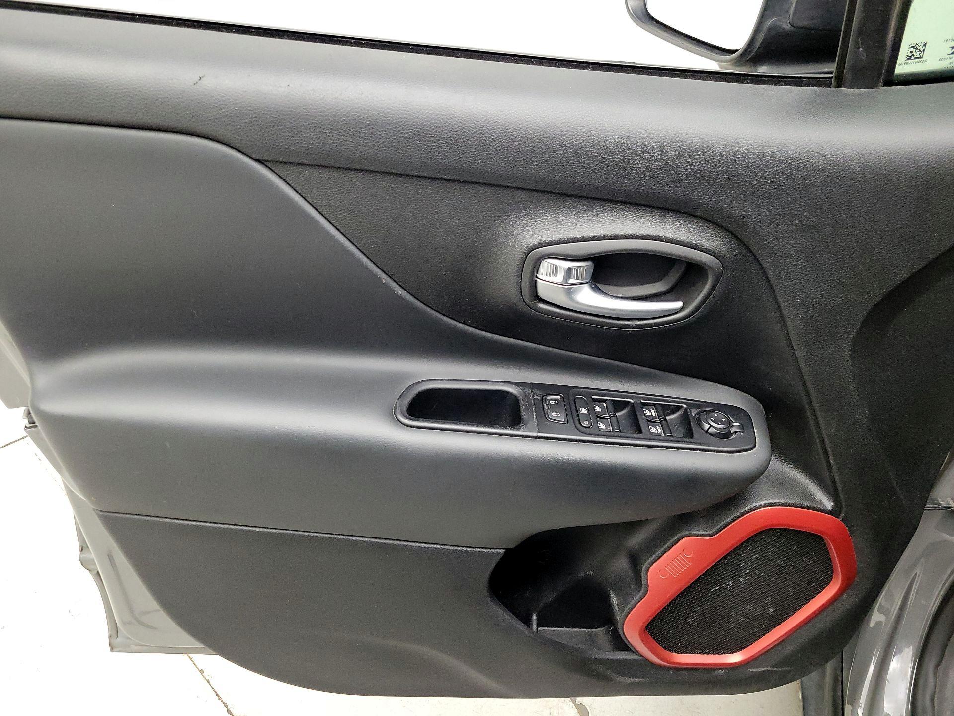 Thumbnail: 2019 Jeep Renegade - 10