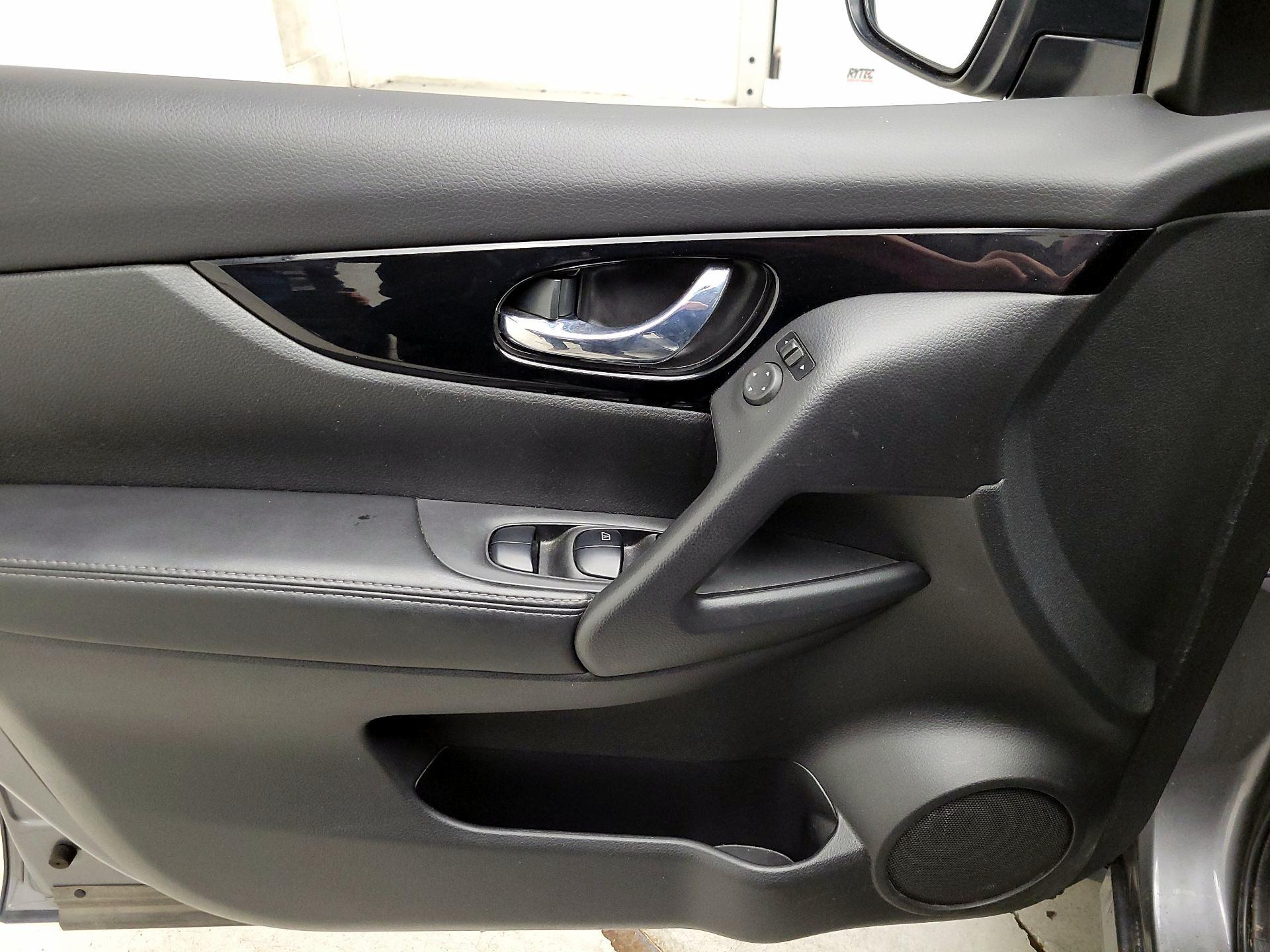 Thumbnail: 2020 Nissan Rogue Sport - 10