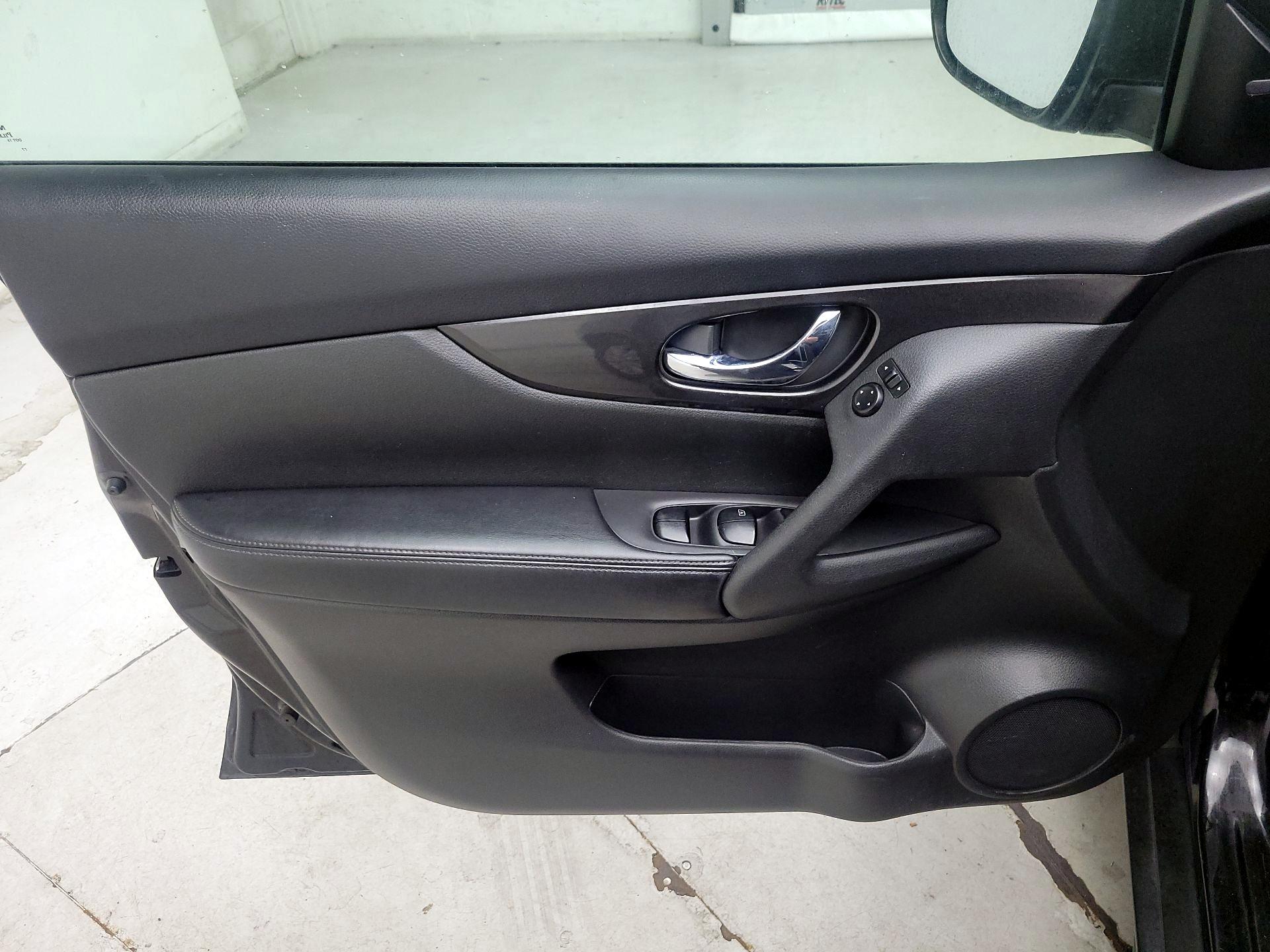 Thumbnail: 2017 Nissan Rogue - 10