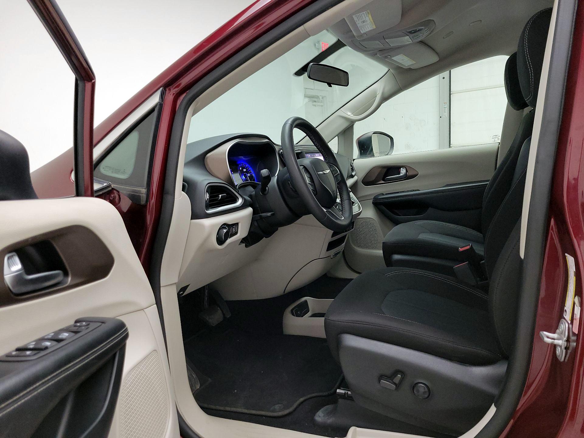 Thumbnail: 2022 Chrysler Voyager - 9