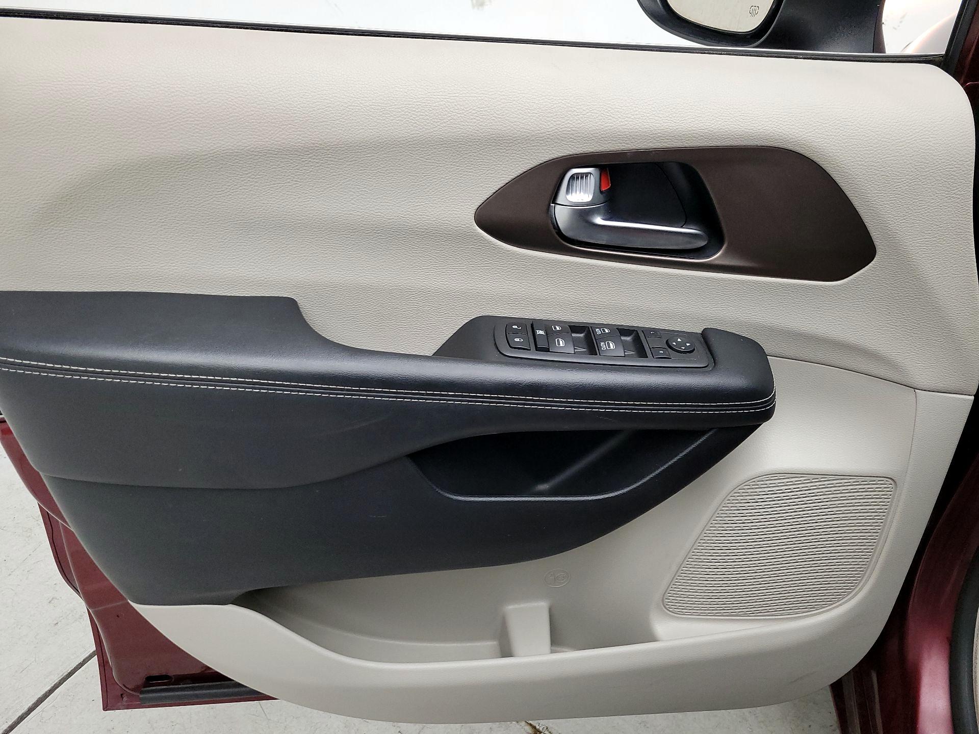 Thumbnail: 2022 Chrysler Voyager - 10