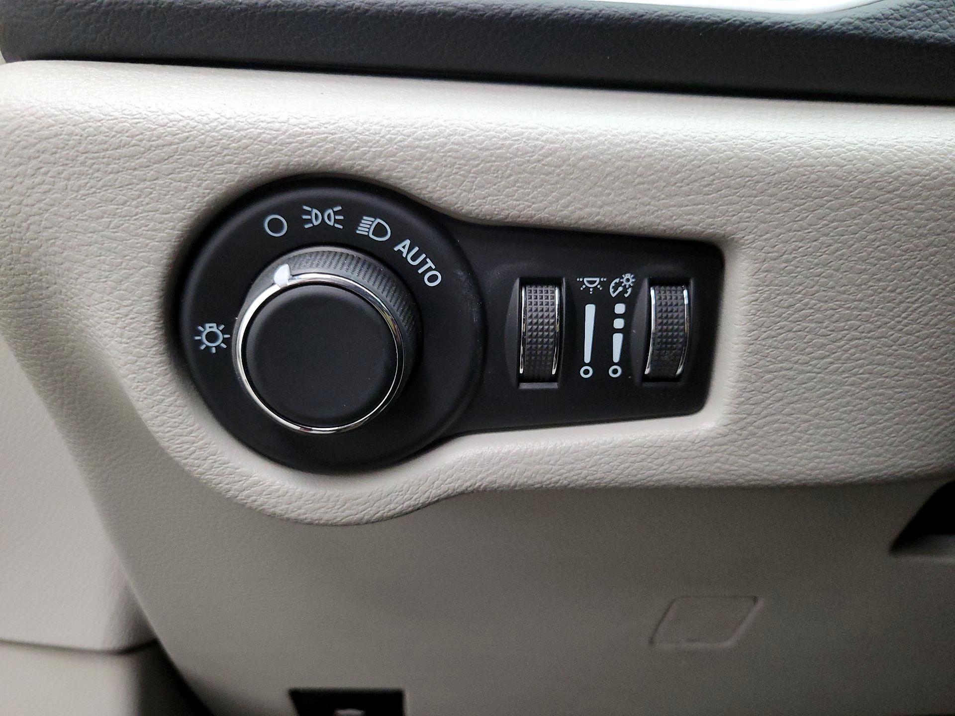 Thumbnail: 2022 Chrysler Voyager - 11