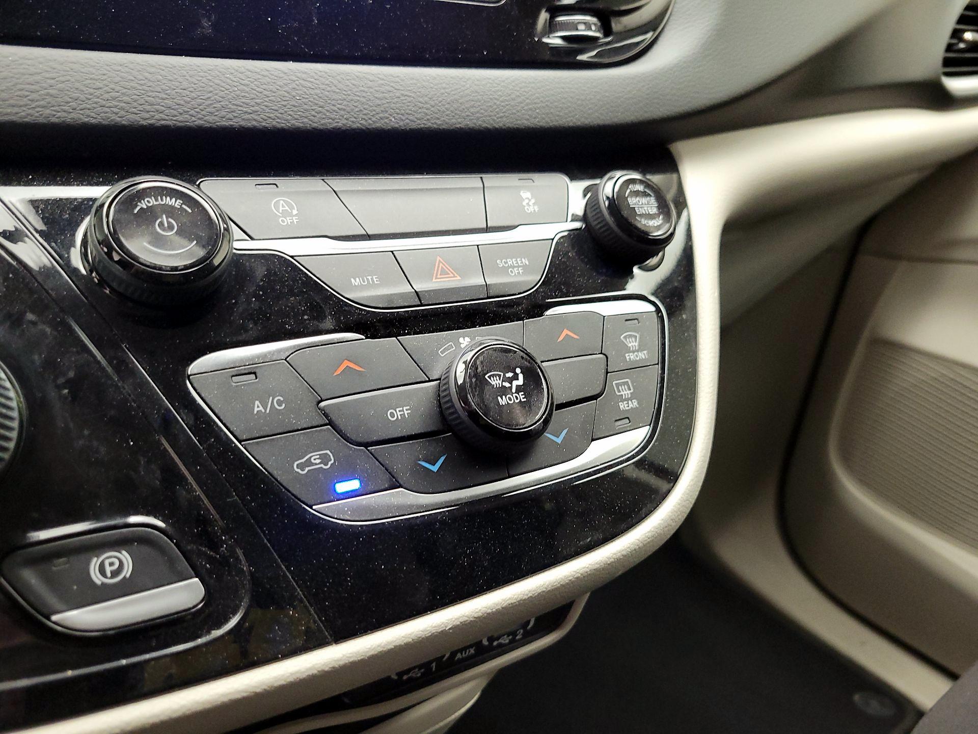 Thumbnail: 2022 Chrysler Voyager - 14