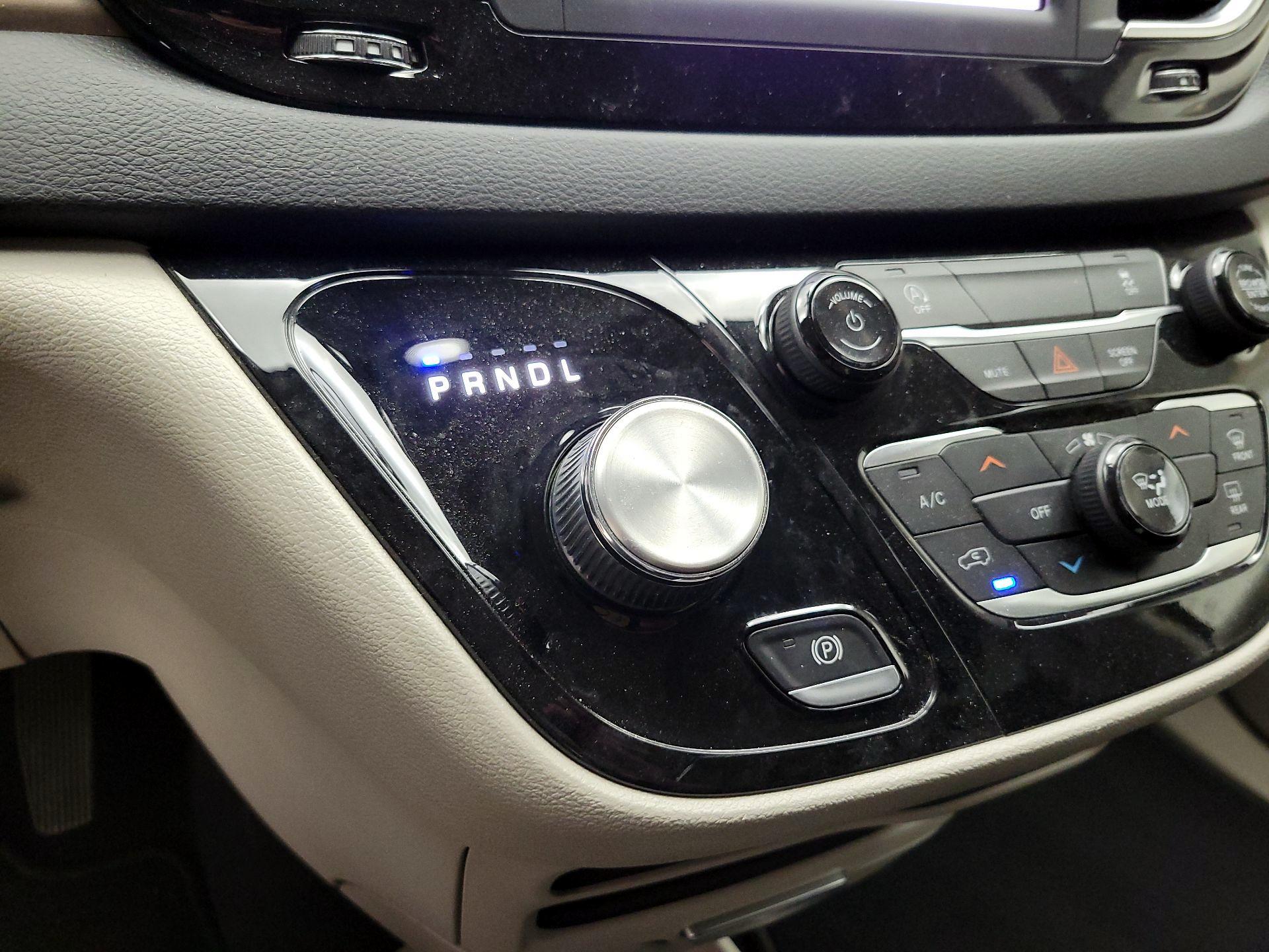 Thumbnail: 2022 Chrysler Voyager - 15