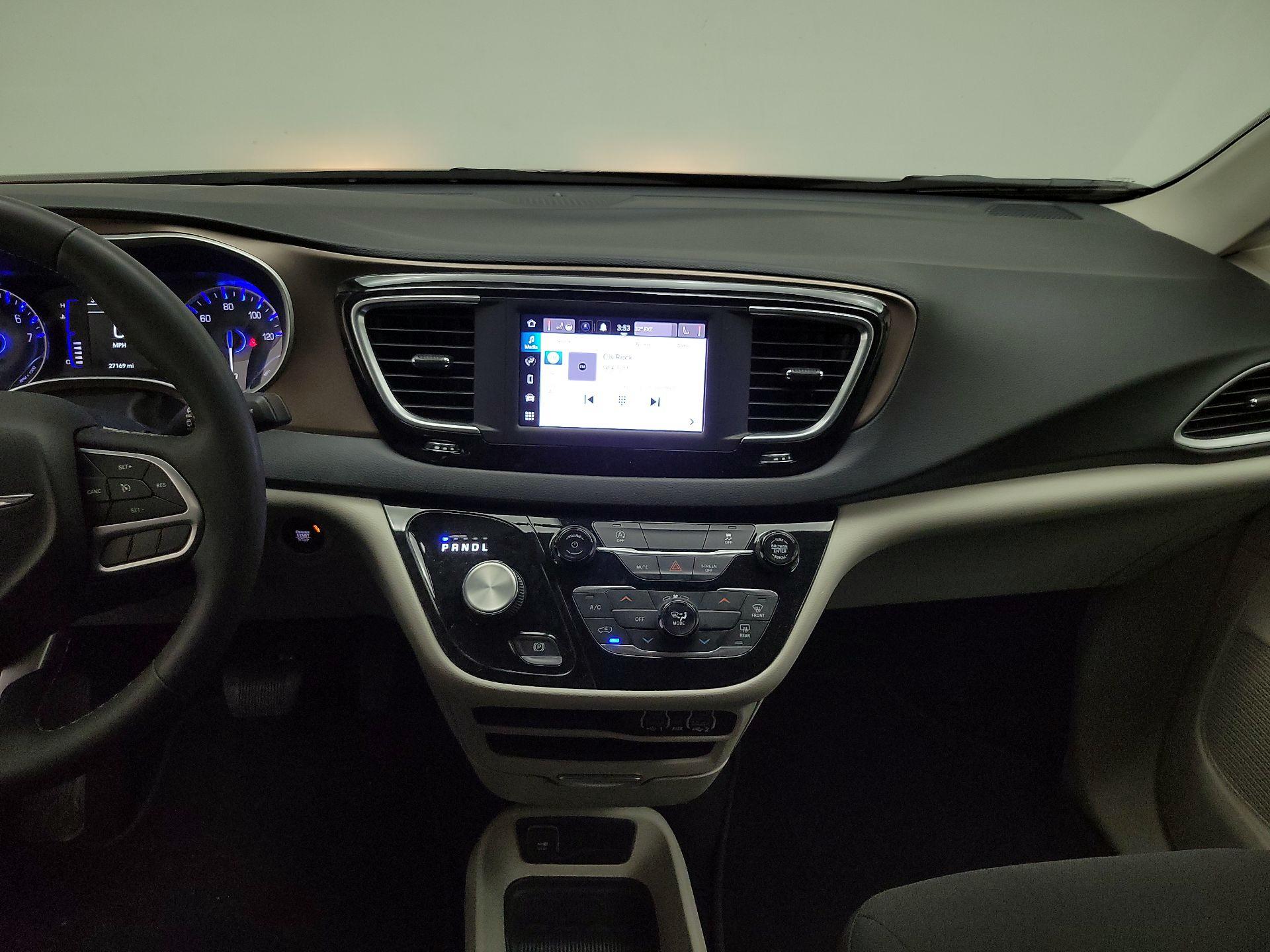 Thumbnail: 2022 Chrysler Voyager - 8