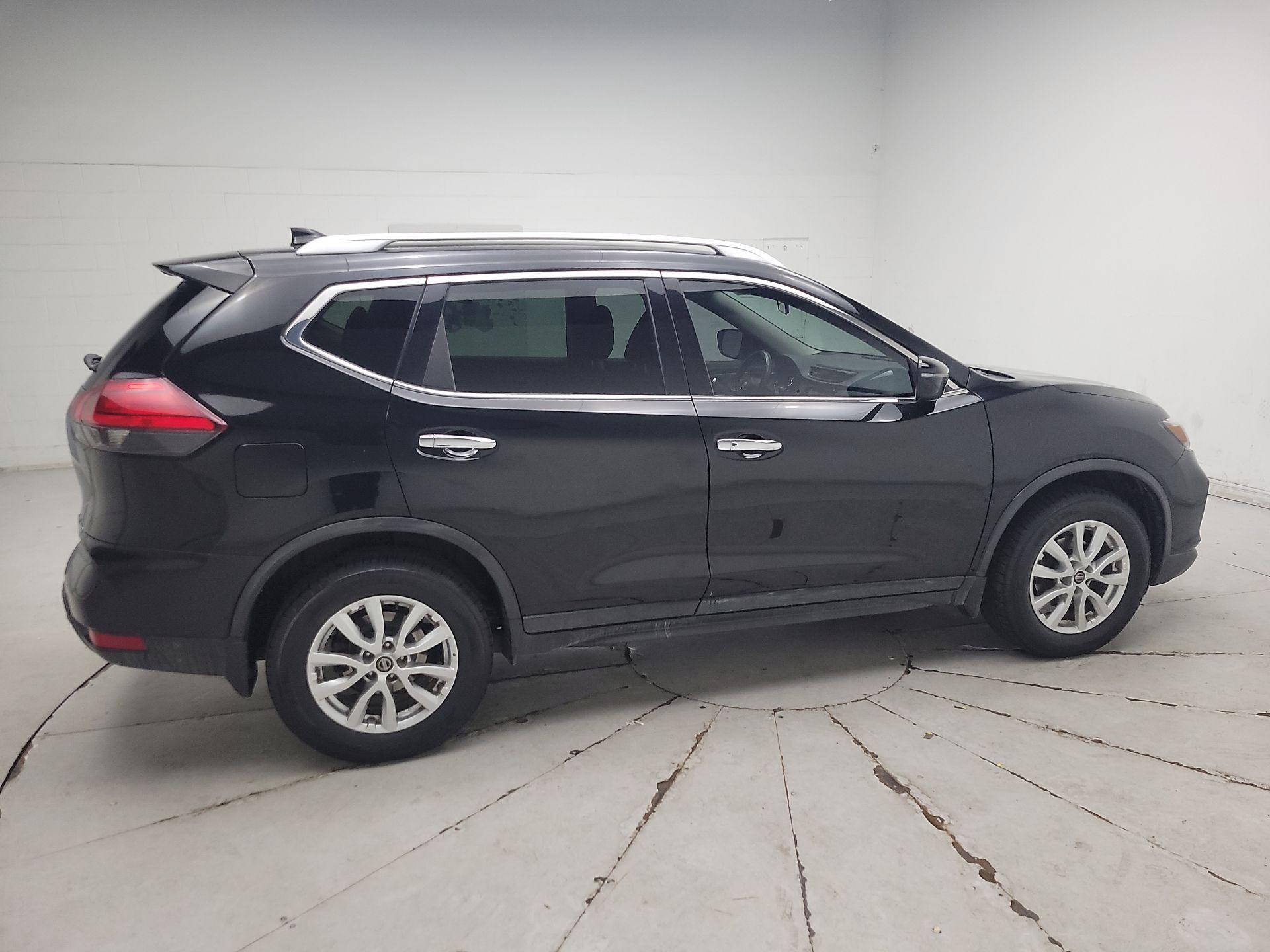 Thumbnail: 2017 Nissan Rogue - 4