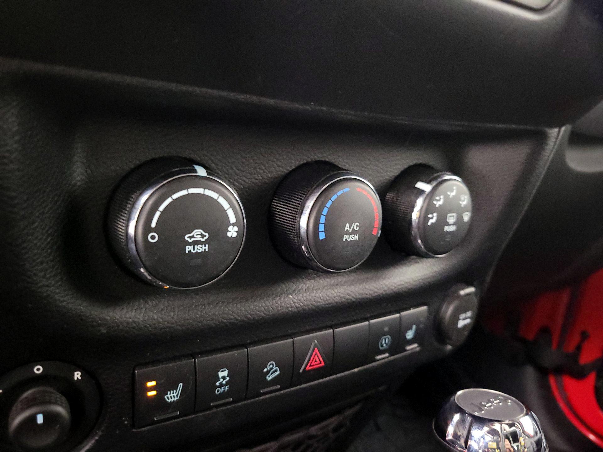 Thumbnail: 2015 Jeep Wrangler - 14