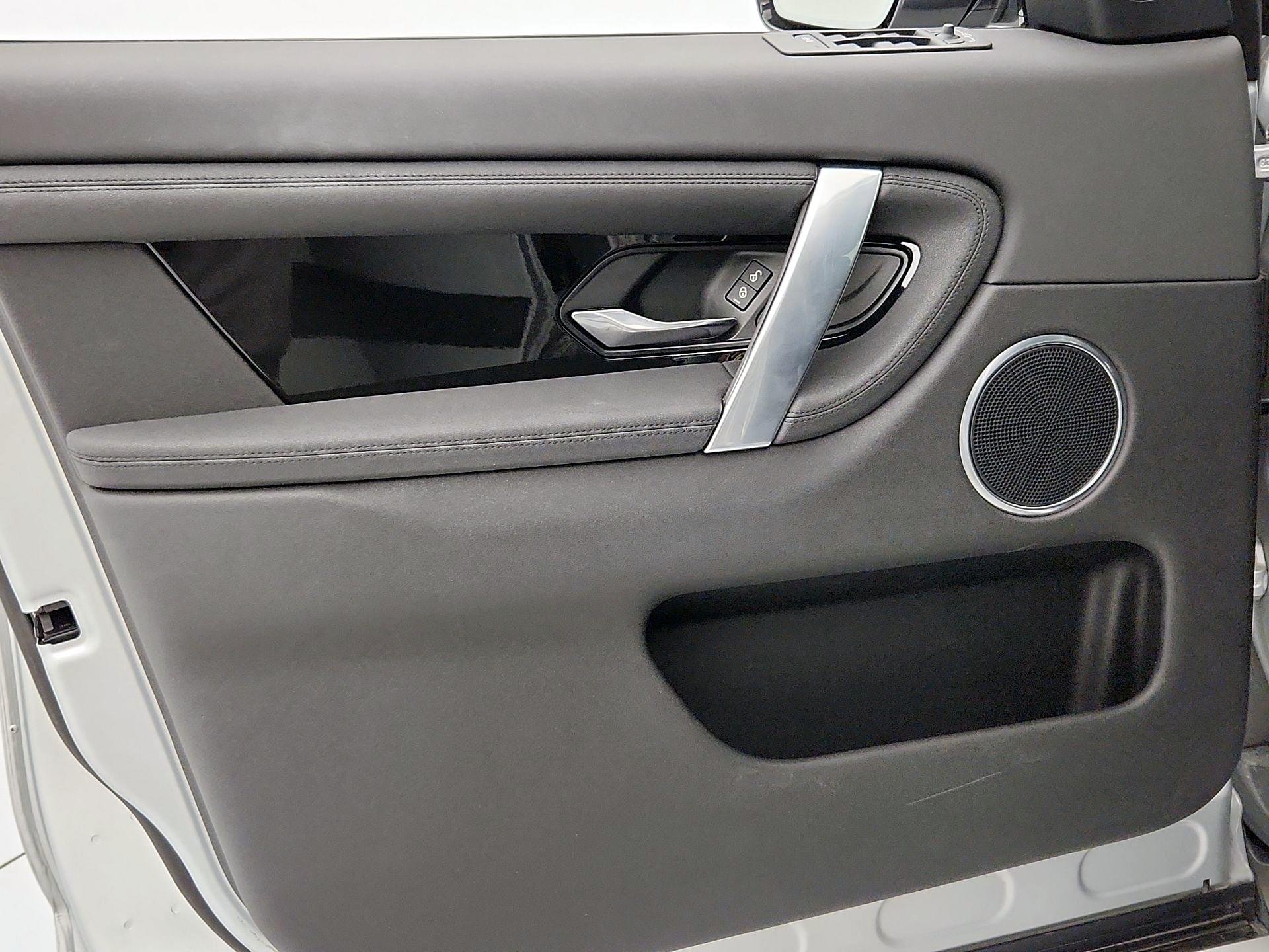 Thumbnail: 2020 Land Rover Discovery Sport - 12