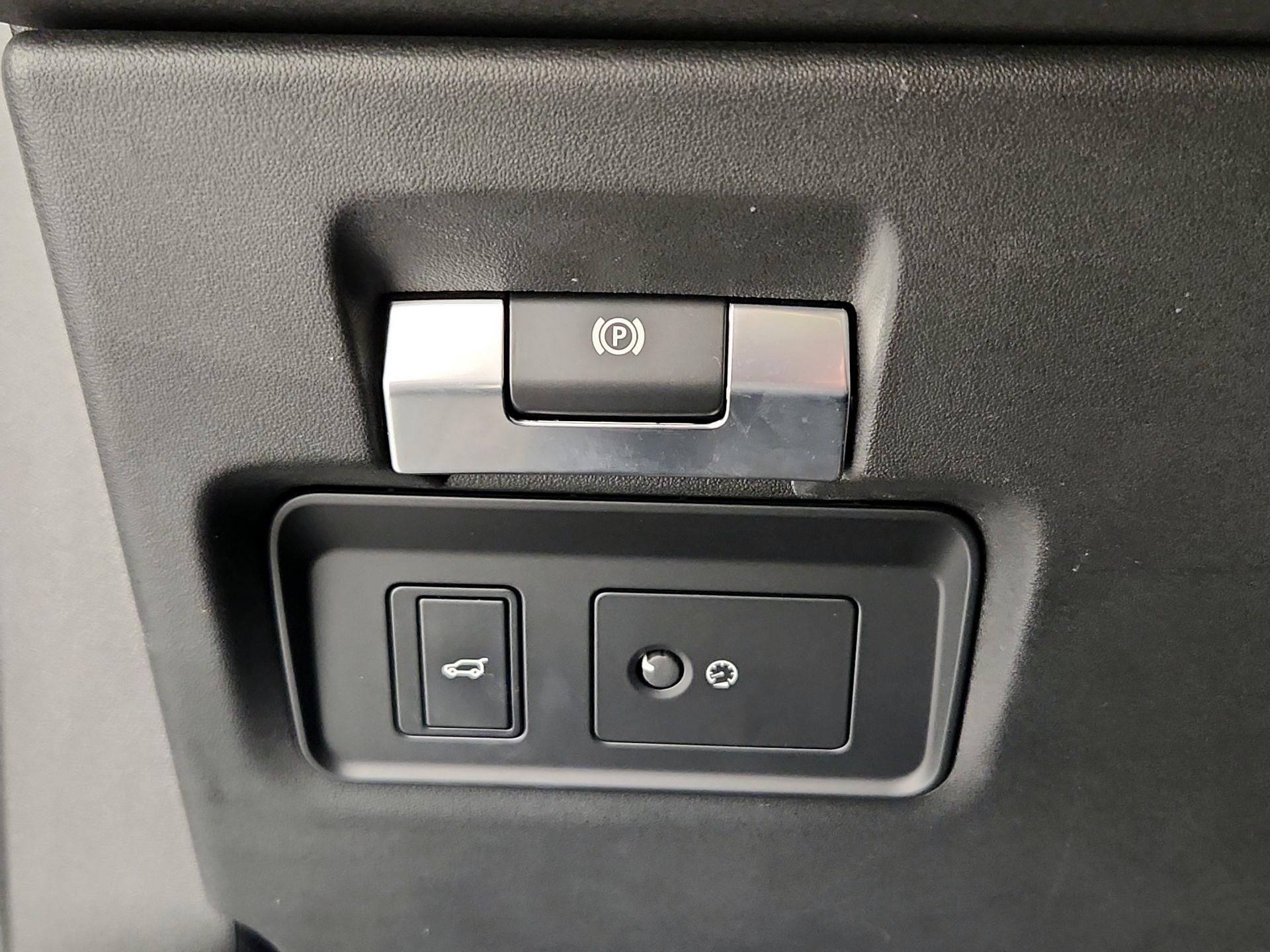 Thumbnail: 2020 Land Rover Discovery Sport - 13