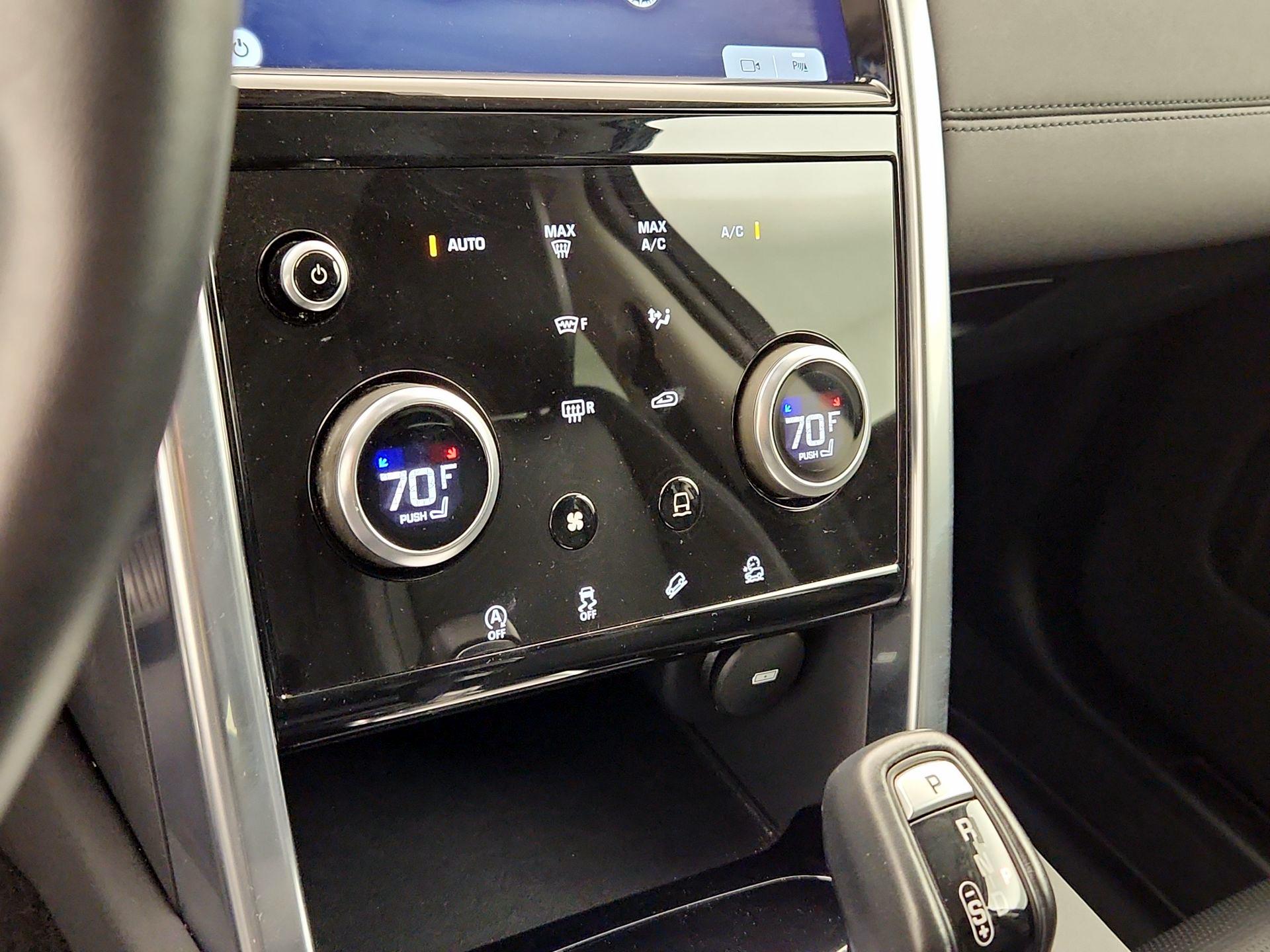 Thumbnail: 2020 Land Rover Discovery Sport - 16