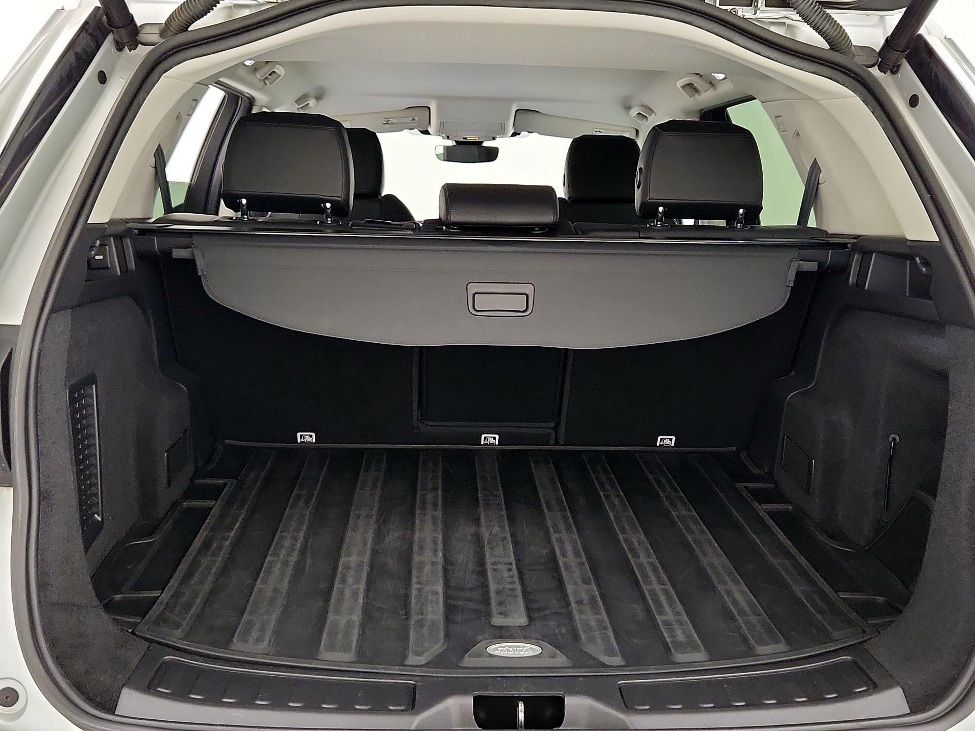 Thumbnail: 2020 Land Rover Discovery Sport - 20