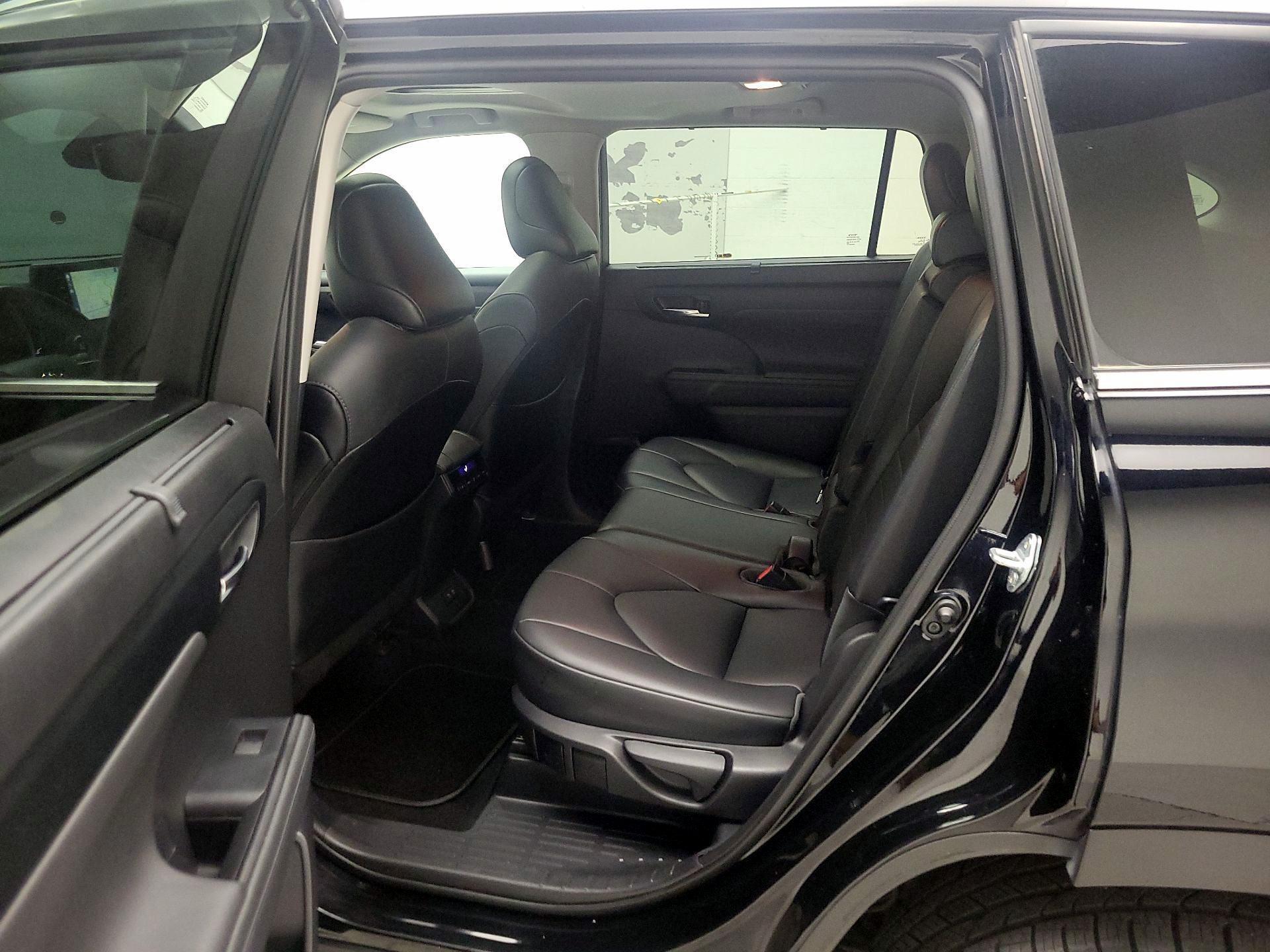 Thumbnail: 2021 Toyota Highlander - 19