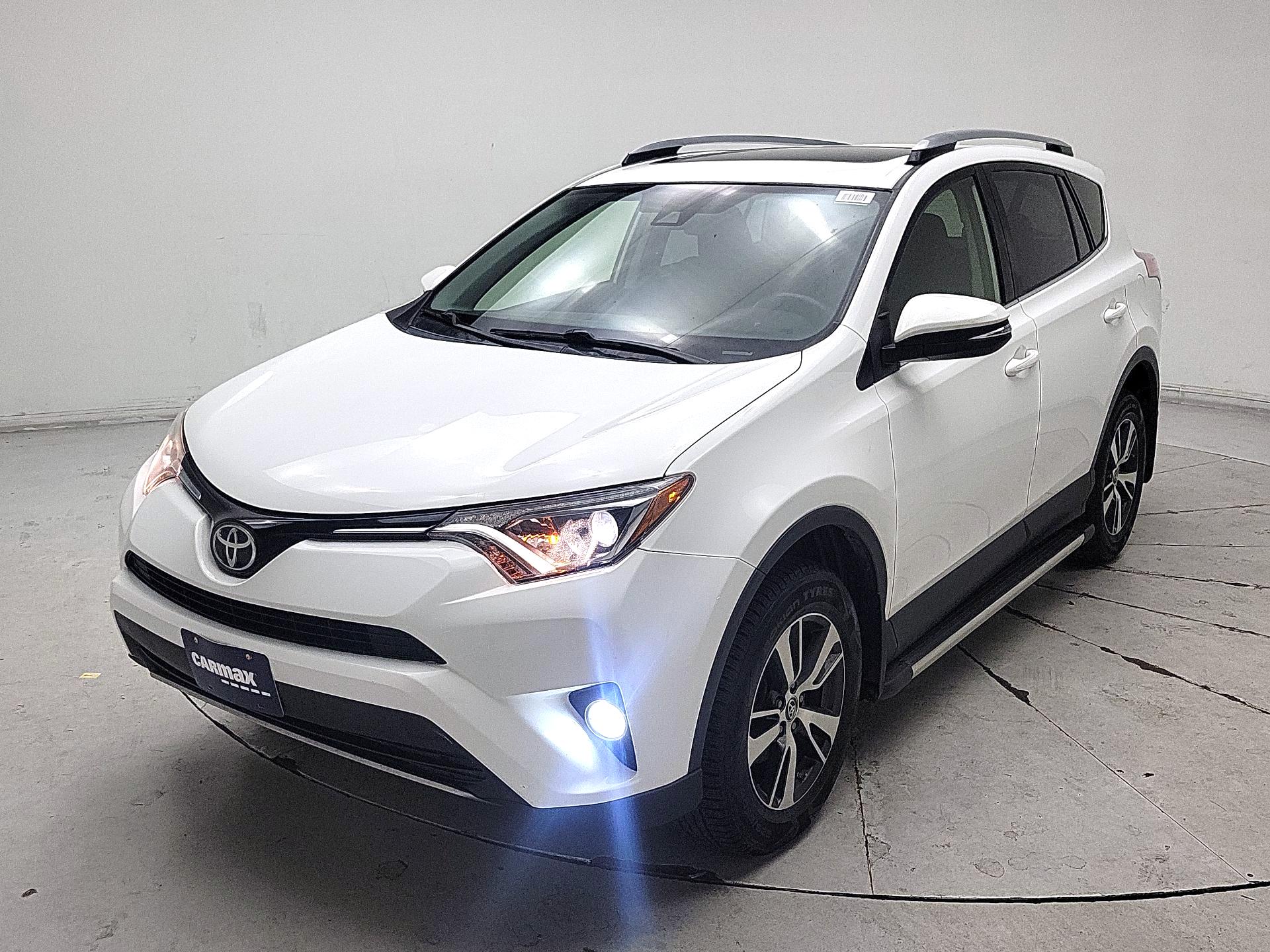Thumbnail: 2017 Toyota RAV4 - 3