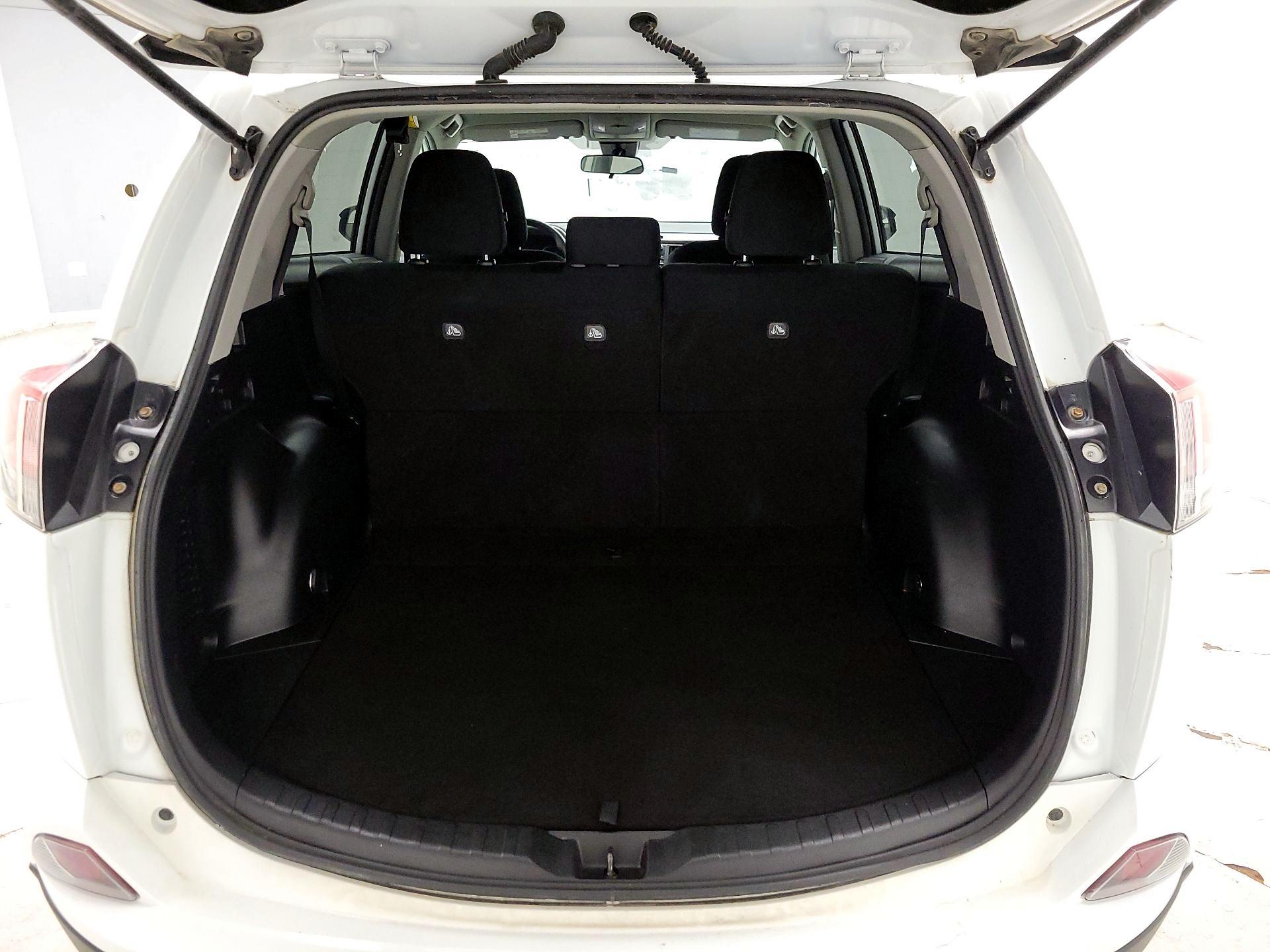 Thumbnail: 2018 Toyota RAV4 - 18