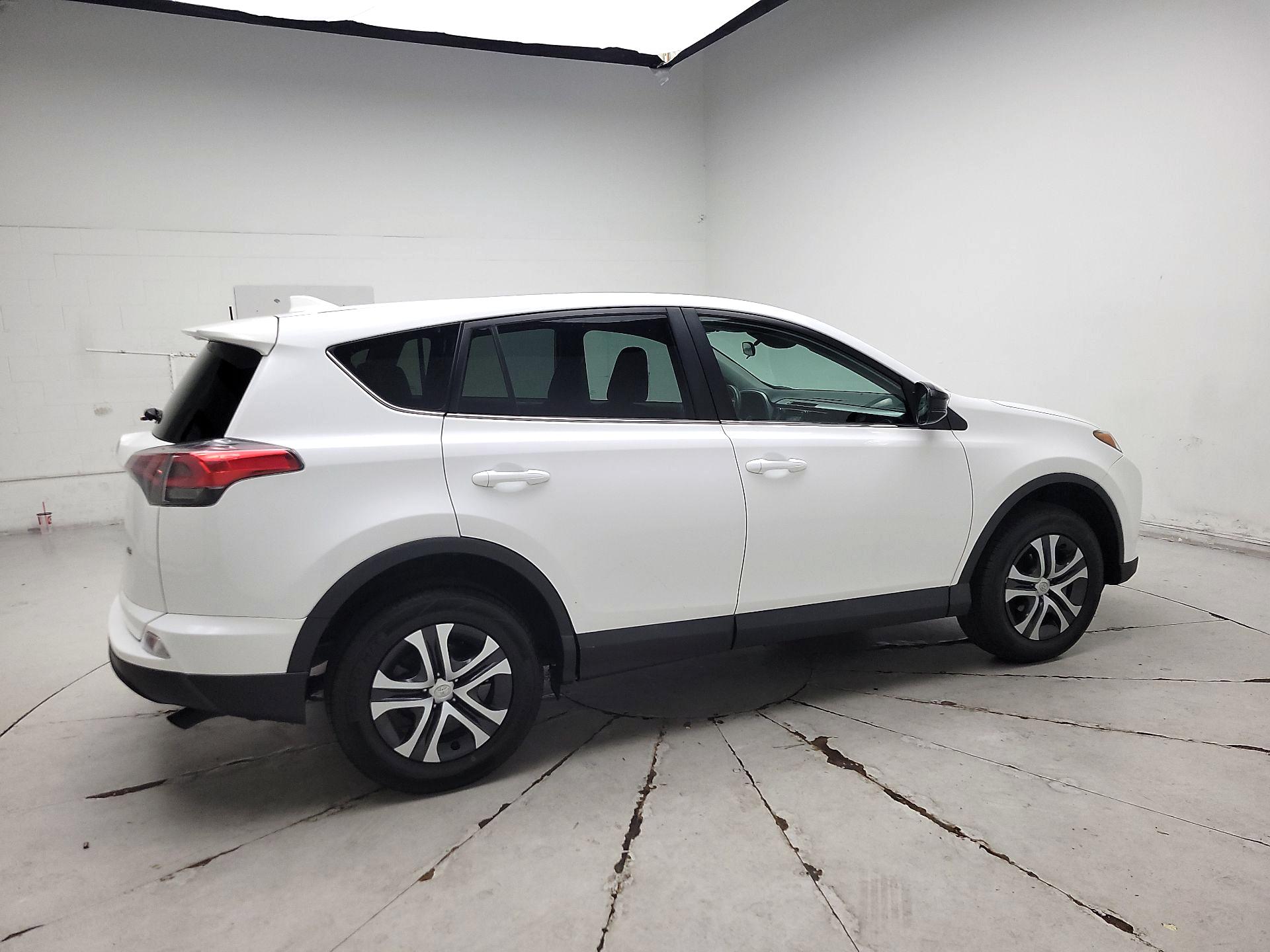 Thumbnail: 2018 Toyota RAV4 - 4